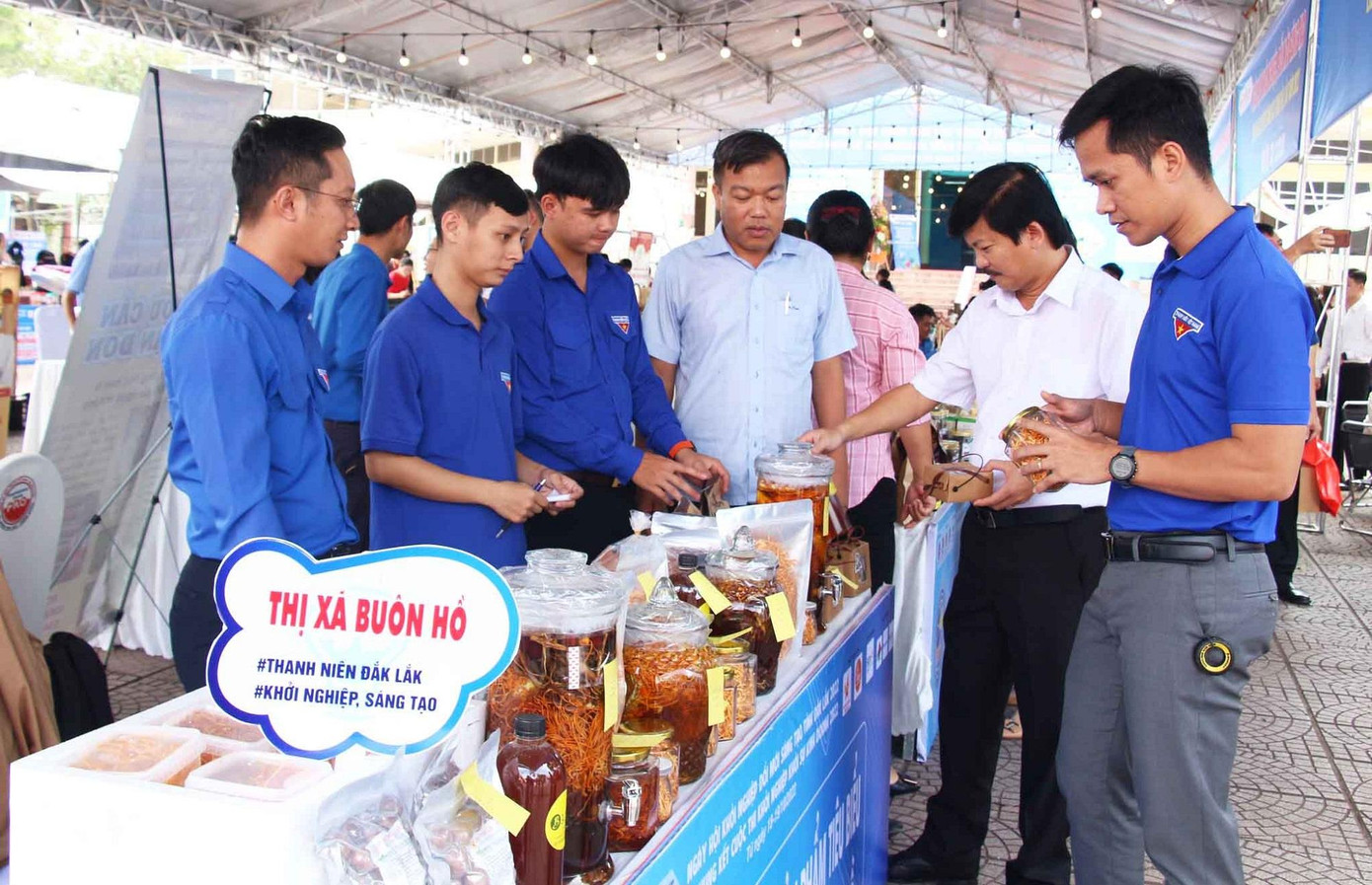 Đại biểu tham quan gian hàng trưng bày sản phẩm khởi nghiệp của thanh niên