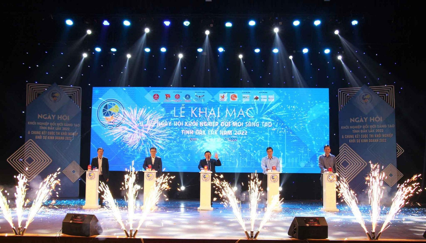 Ban tổ chức bấm nút khởi động ngày hội khởi nghiệp đổi mới sáng tạo