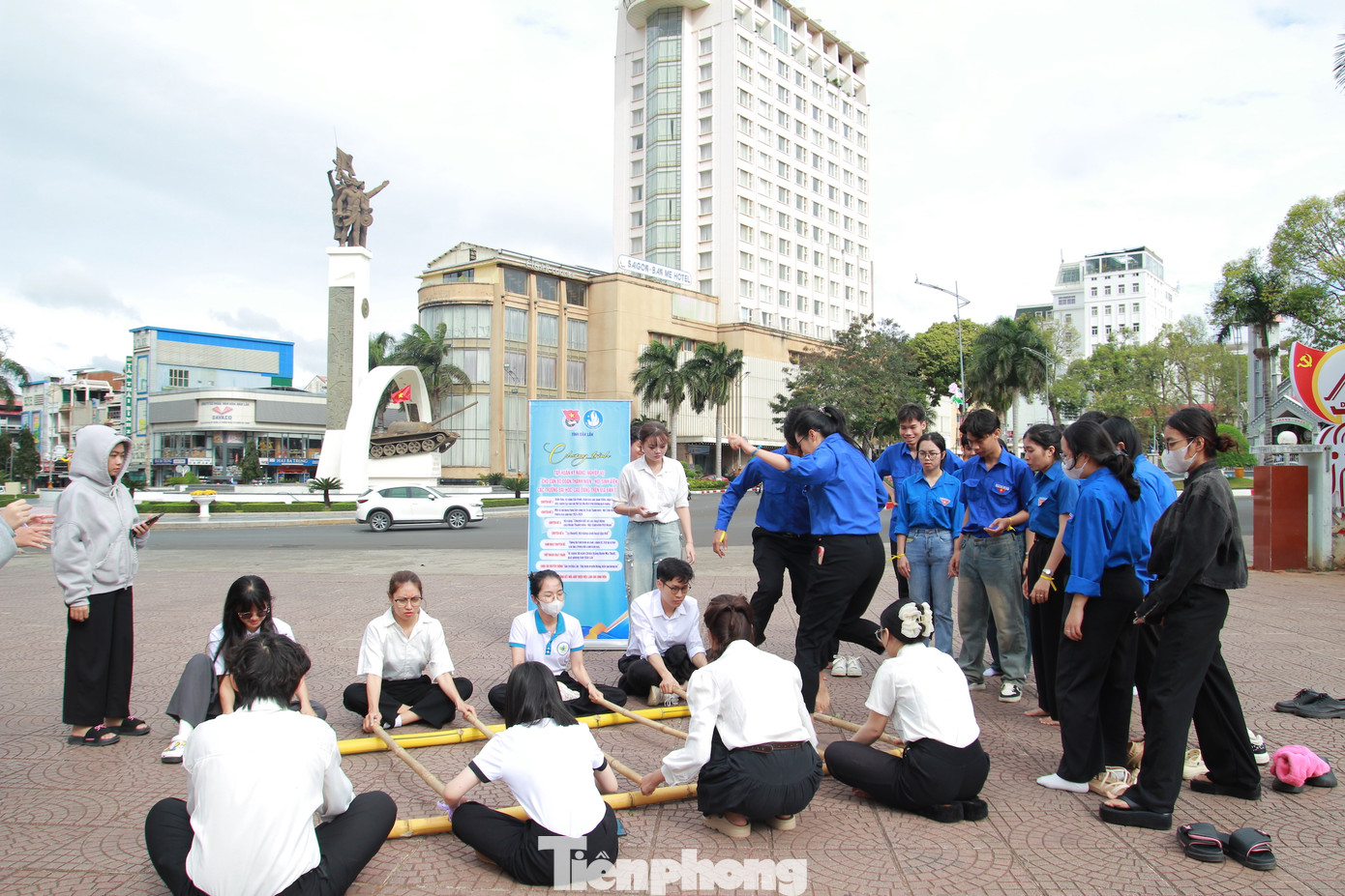 Trạm "Thể lực tốt" tại Tượng đài Chiến thắng Buôn Ma Thuột đã mang đến những trò chơi vận động đầy hứng khởi, trong đó có nhảy sạp – một nét văn hóa độc đáo của các dân tộc thiểu số. Thông qua hoạt động này, sinh viên không chỉ rèn luyện thể lực mà còn nâng cao tinh thần đoàn kết, sự khéo léo và khả năng phối hợp cùng đồng đội.