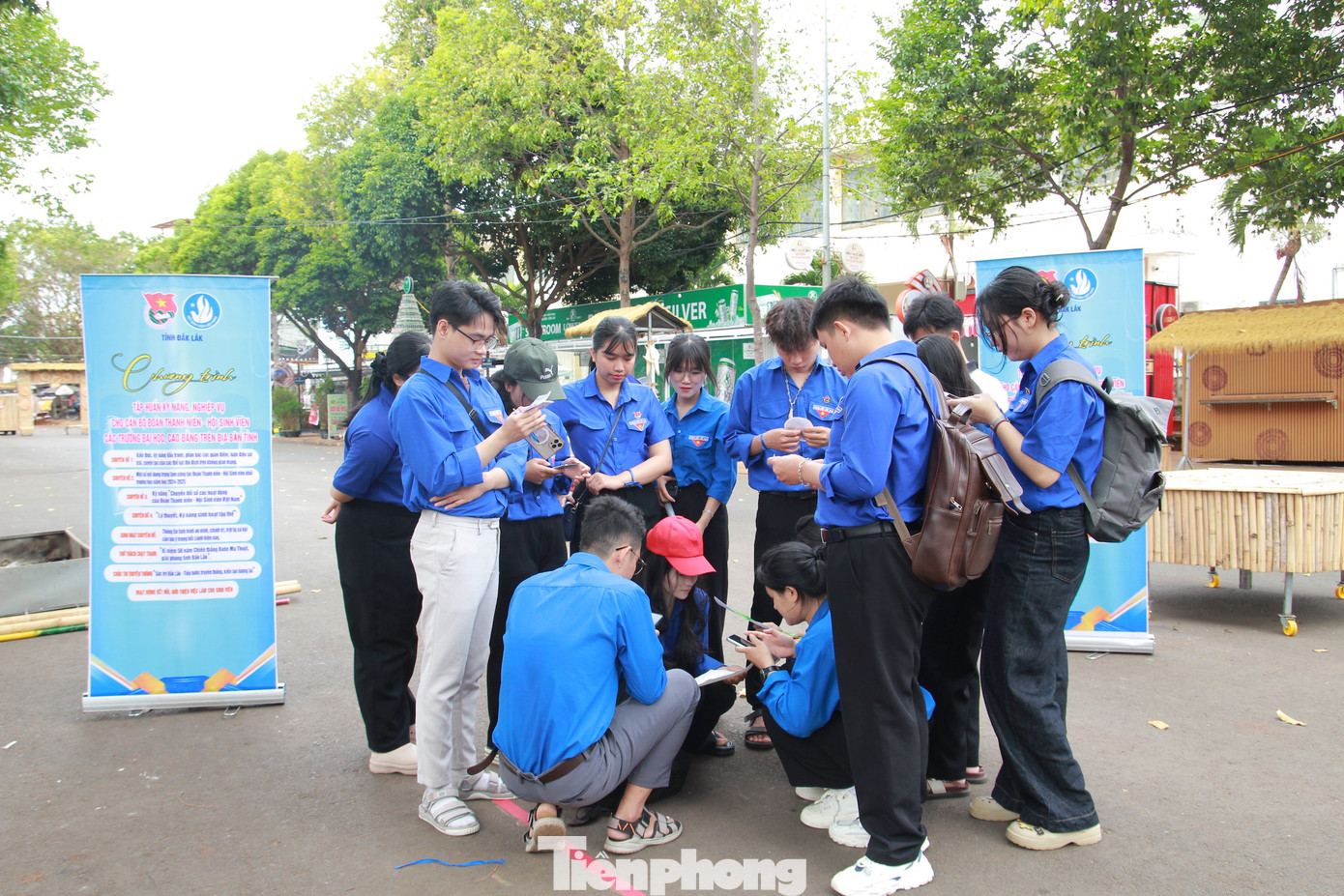 Trạm “Học tập tốt” tại chợ phiên Buôn Ma Thuột đã mang đến những thử thách thú vị. Các bạn phải nhanh chóng ghi nhớ thông tin, giải mật thư và rèn luyện khả năng tư duy. Đây chính là những kỹ năng quan trọng giúp sinh viên học tập hiệu quả và linh hoạt hơn trong mọi tình huống.