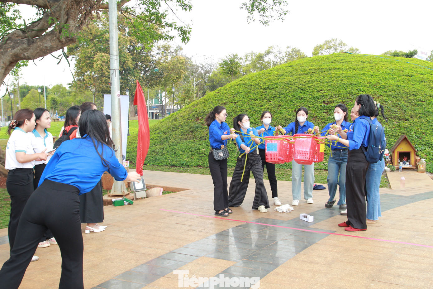 Ở trạm "Tình nguyện tốt" đặt tại Công viên Nguyễn Tất Thành, các bạn sinh viên đã cùng nhau giải mật thư, hoàn thành thử thách phân loại rác và nâng cao ý thức bảo vệ môi trường. Hoạt động này không chỉ giúp sinh viên thể hiện trách nhiệm xã hội mà còn rèn luyện khả năng đọc hiểu thông tin nhanh, tư duy nhạy bén và làm việc nhóm hiệu quả.