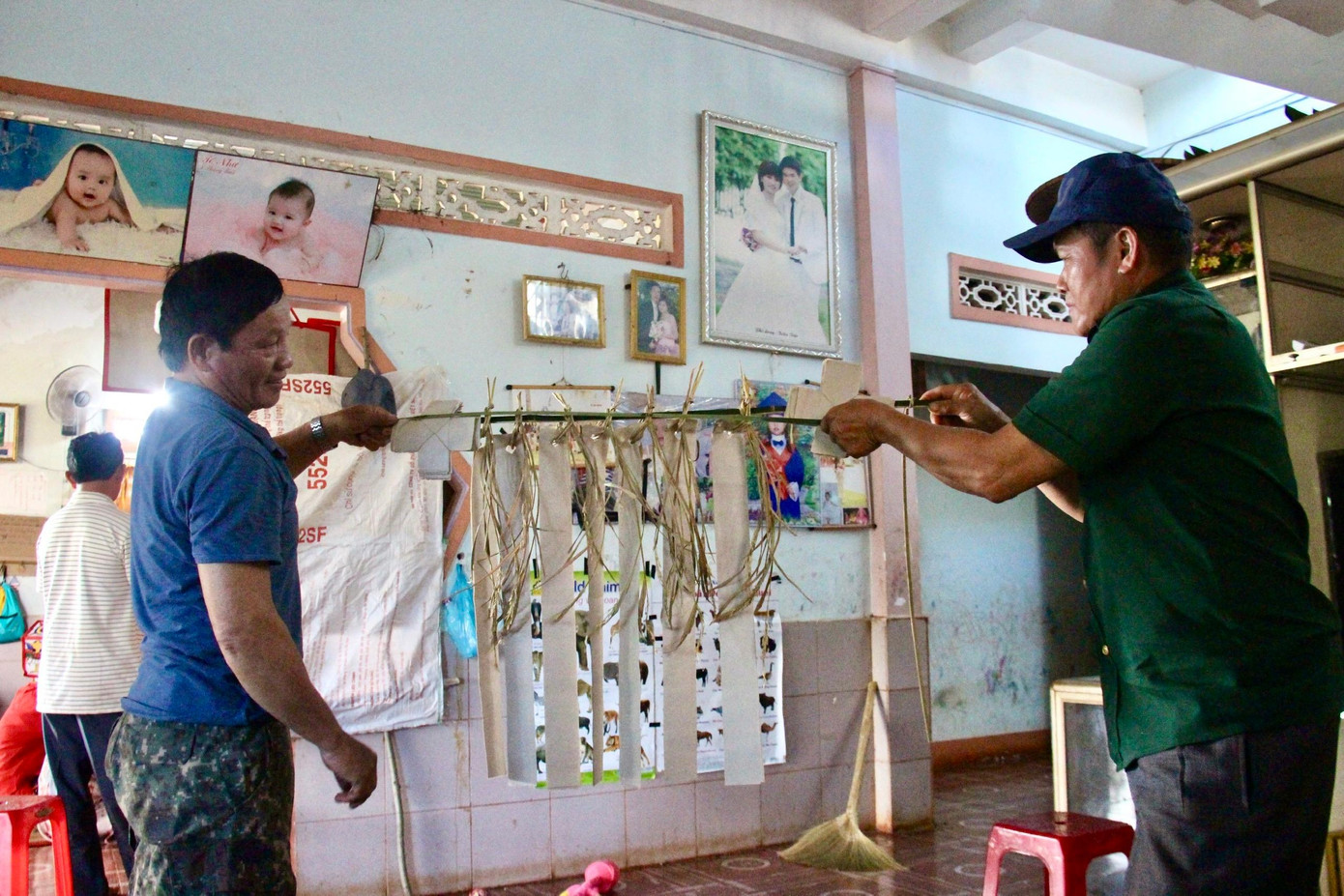 Người nhà làm vàng mã để để cúng Thần Tam Miếu Vương