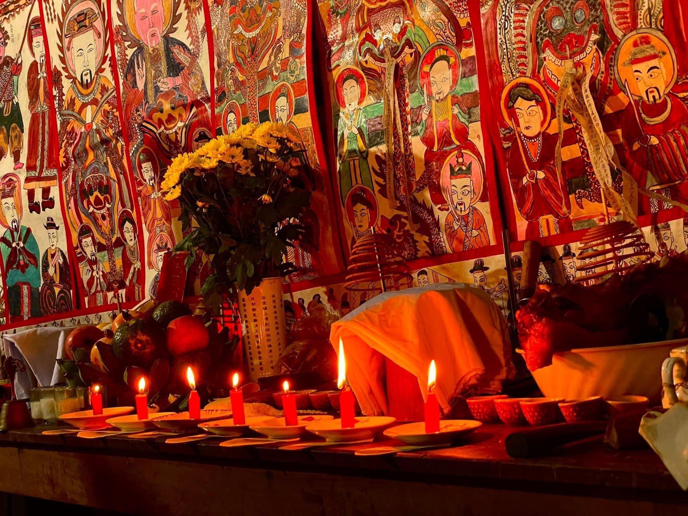 Những ngọn nến thắp sáng bàn thờ