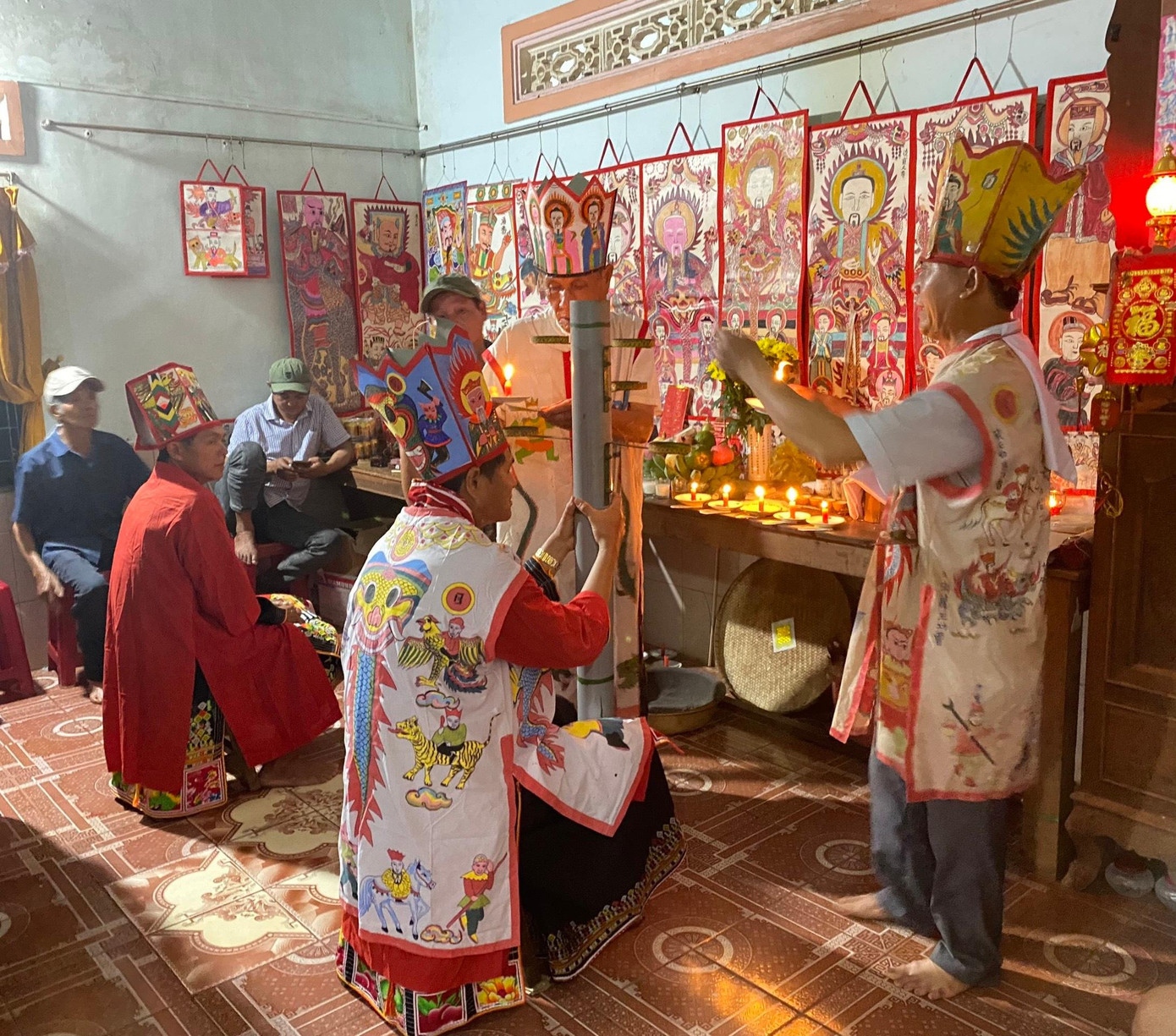 Khi màn đêm buông xuống, chỉ còn thầy cúng và một số người lớn tuổi thức để hỗ trợ lễ cấp sắc