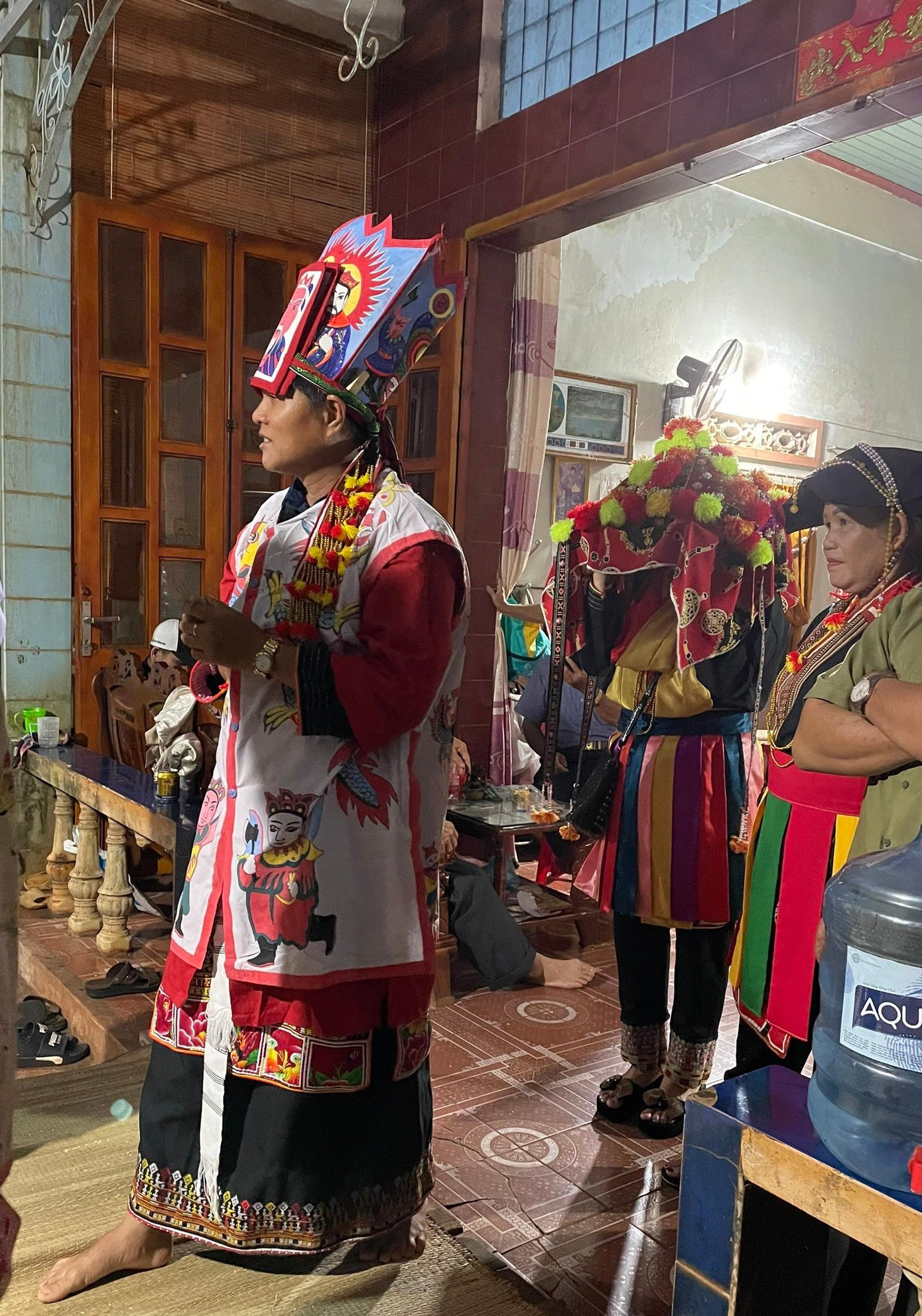 Dù đã là vợ chồng từ lâu nhưng vào dịp lễ cấp sắc, ông Triệu Sinh Nghĩa và bà Lý Thị Hiền mới chính thức làm lễ kết hôn để ông bà tổ tiên công nhận. Lễ kết hôn này được diễn ra vào lúc nửa đêm.