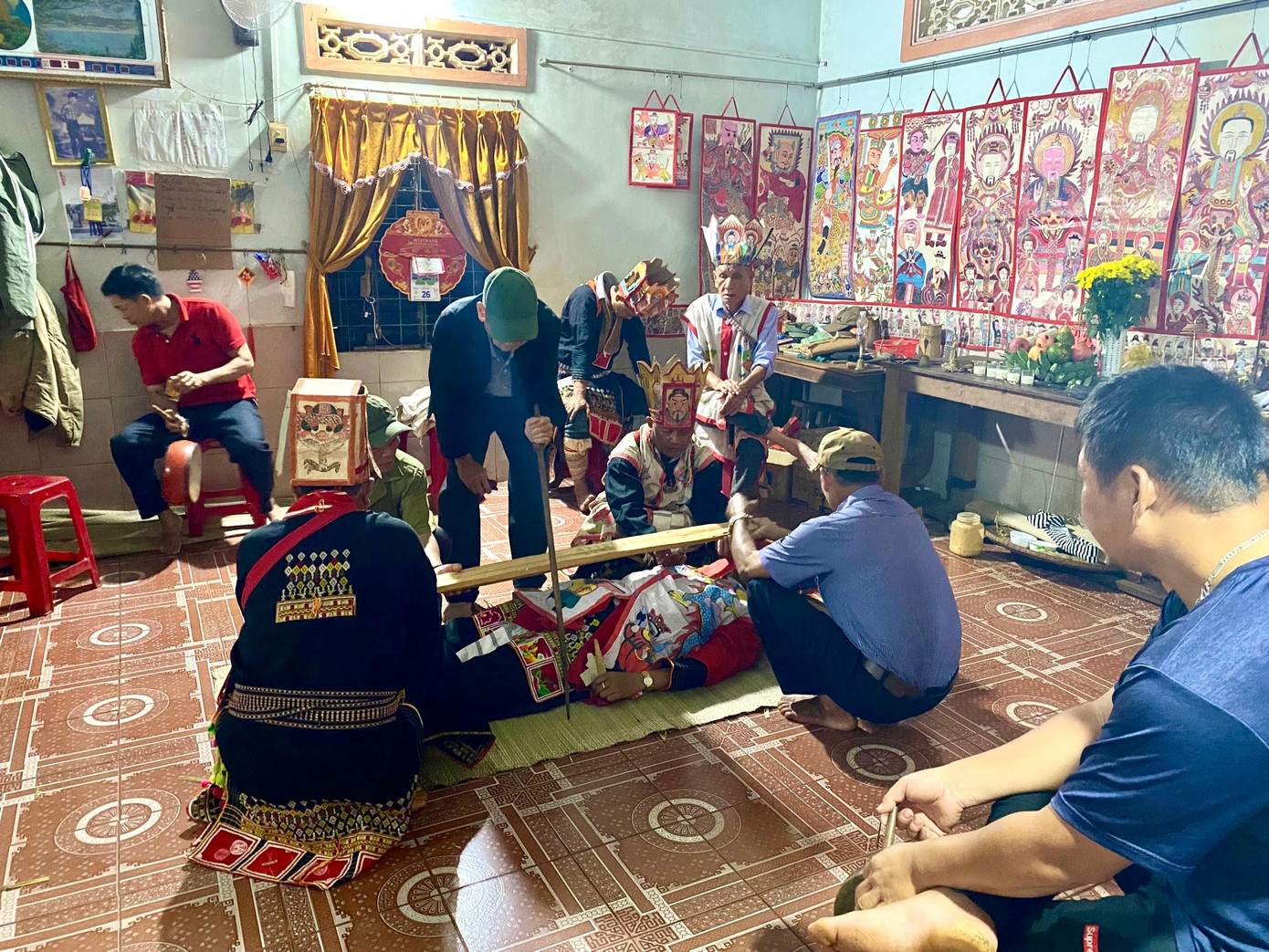 Các thầy cúng làm phép cho người thụ lễ