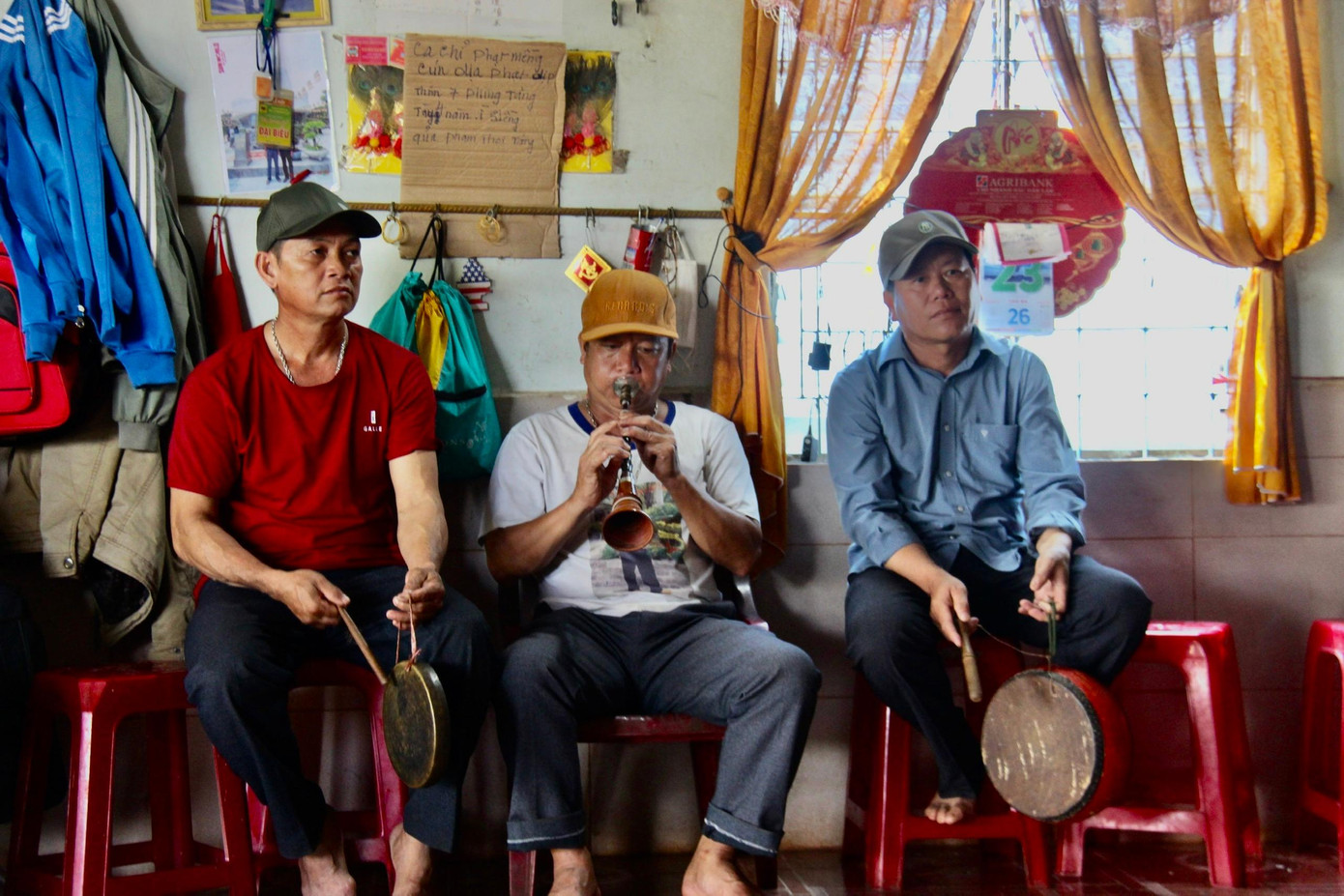 Các thầy cúng gõ chiêng, thổi kèn trong lễ cấp sắc