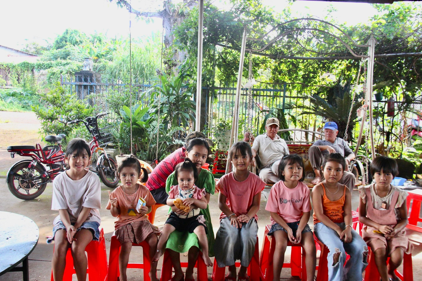 Nhiều em nhỏ háo hức theo dõi lễ