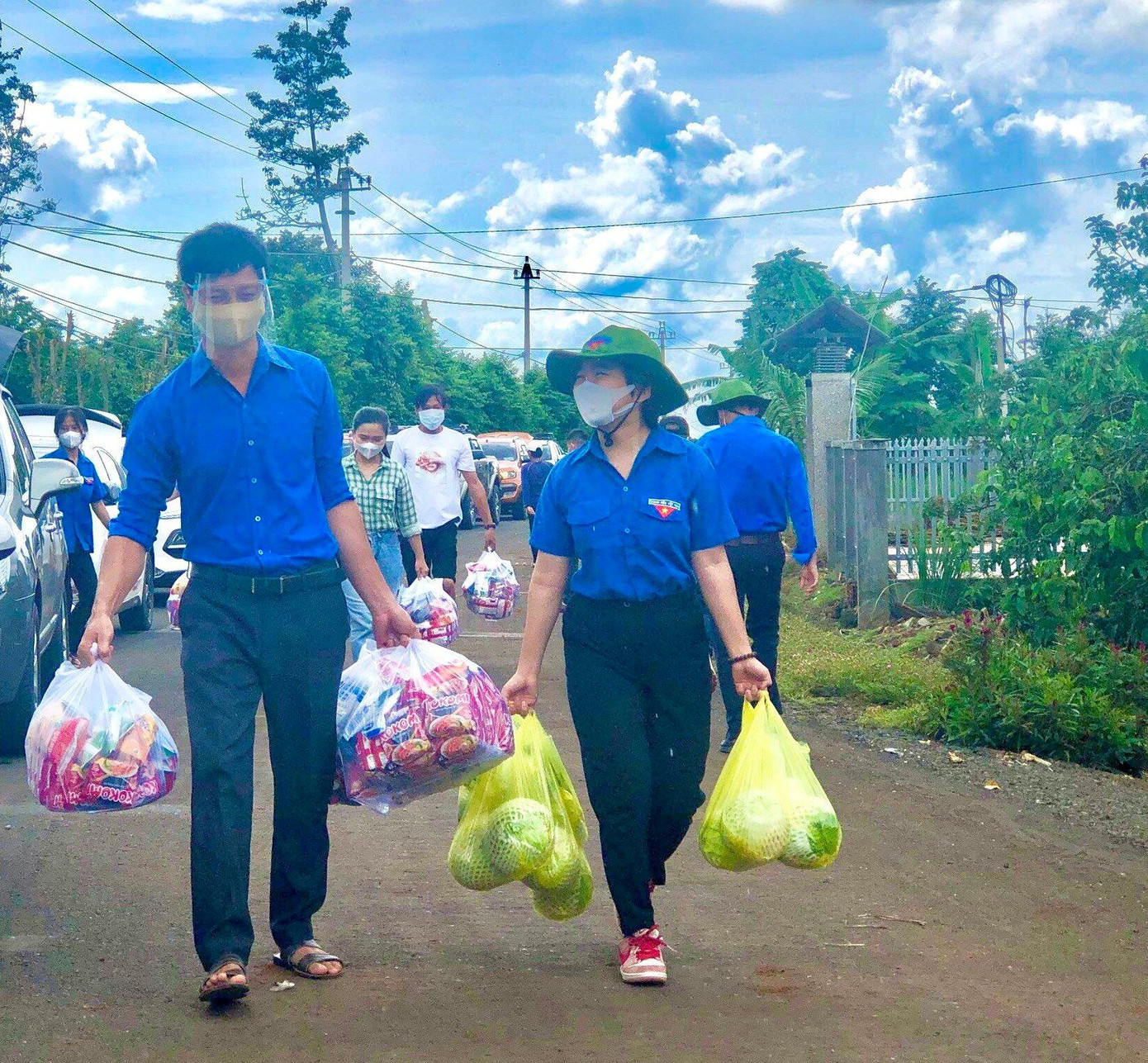 Yên Lâm cùng các tình nguyện viên đi trao quà Yên Lâm cùng các tình nguyện viên đi trao quà