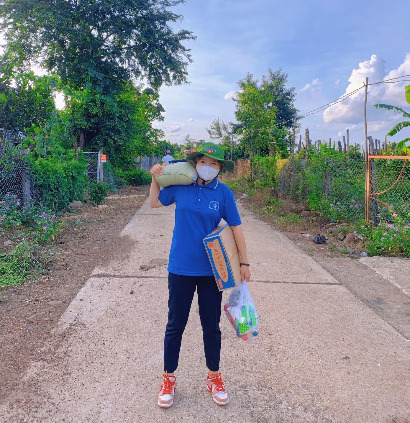 Yên Lâm mang quà đi trao tặng