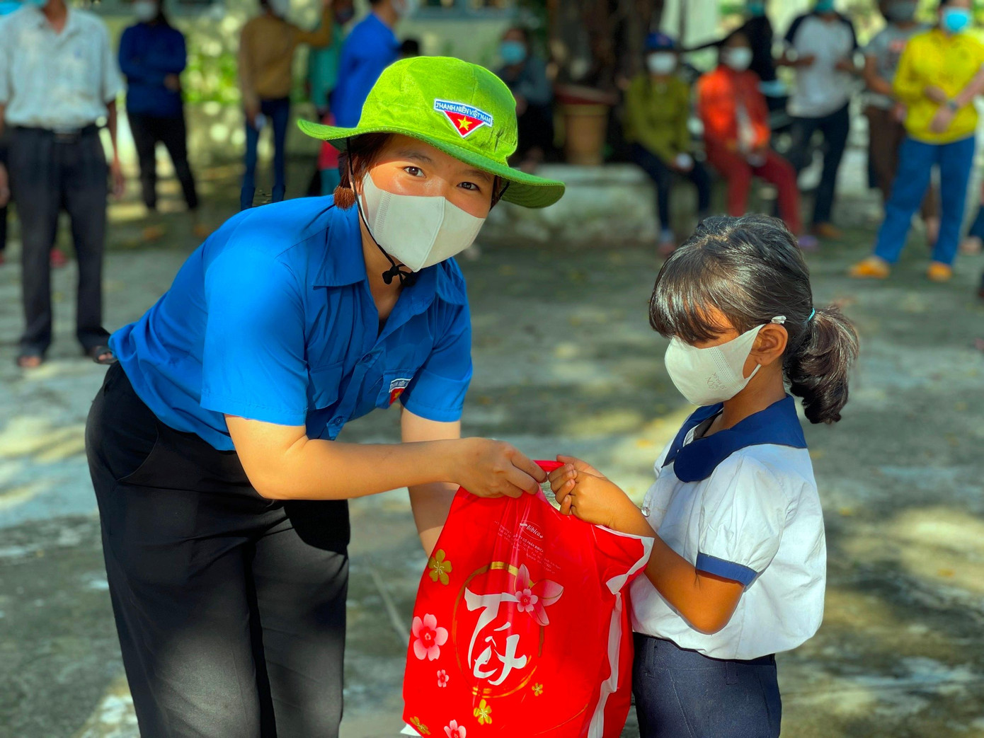Cô bạn luôn nhiệt tình trong các hoạt động tình nguyện Cô bạn luôn nhiệt tình trong các hoạt động tình nguyện