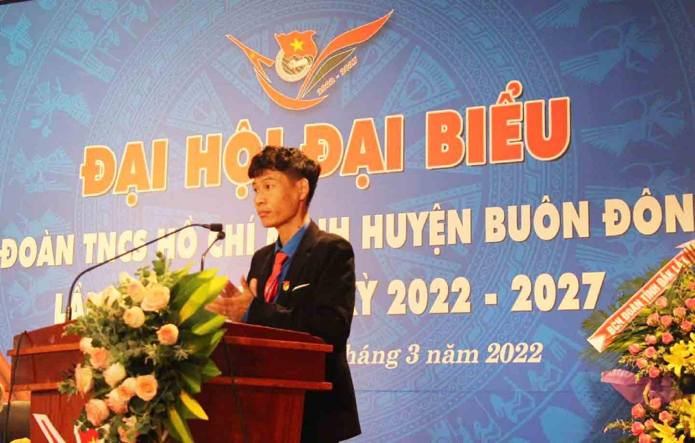Anh Nguyễn Quang Trung, Bí thư Huyện Đoàn Buôn Đôn phát biểu tại đại hội Anh Nguyễn Quang Trung, Bí thư Huyện Đoàn Buôn Đôn phát biểu tại đại hội