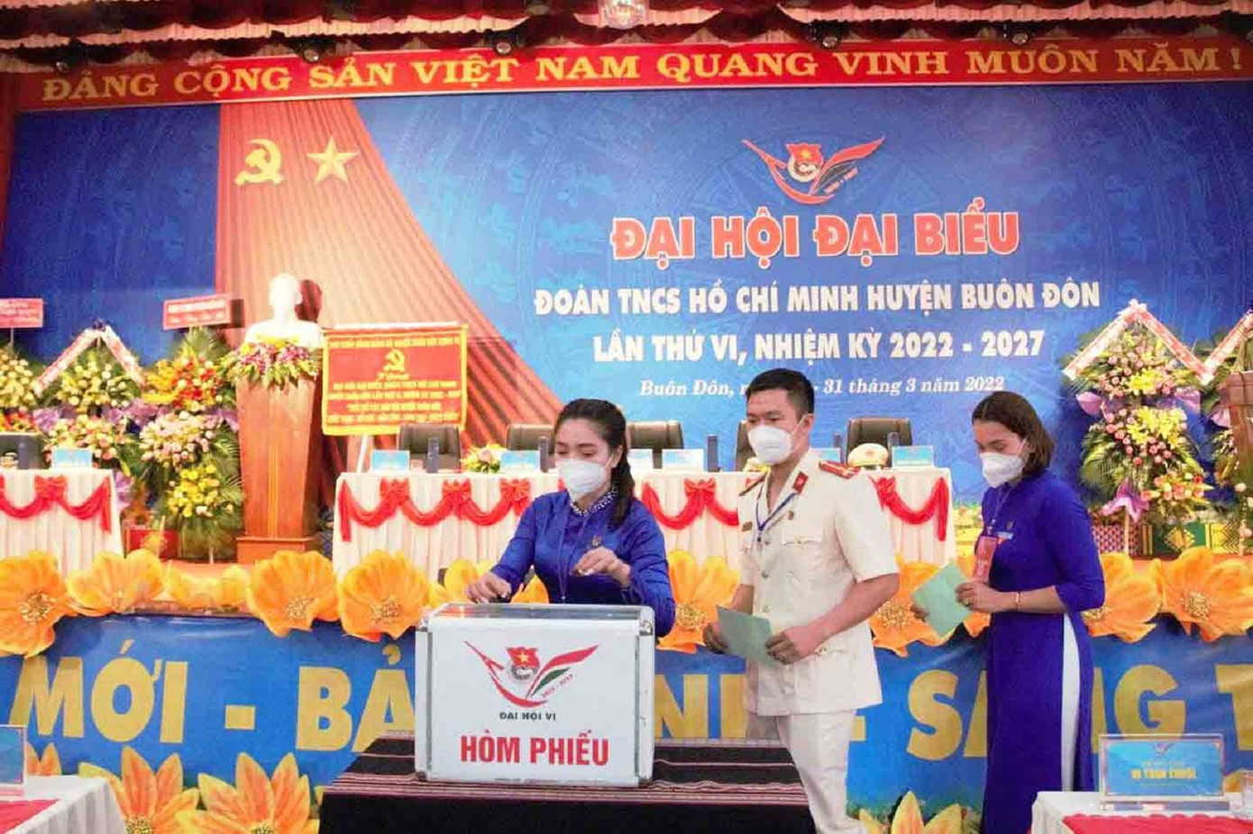 Đoàn viên thanh niên bỏ phiếu tại đại hội Đoàn viên thanh niên bỏ phiếu tại đại hội