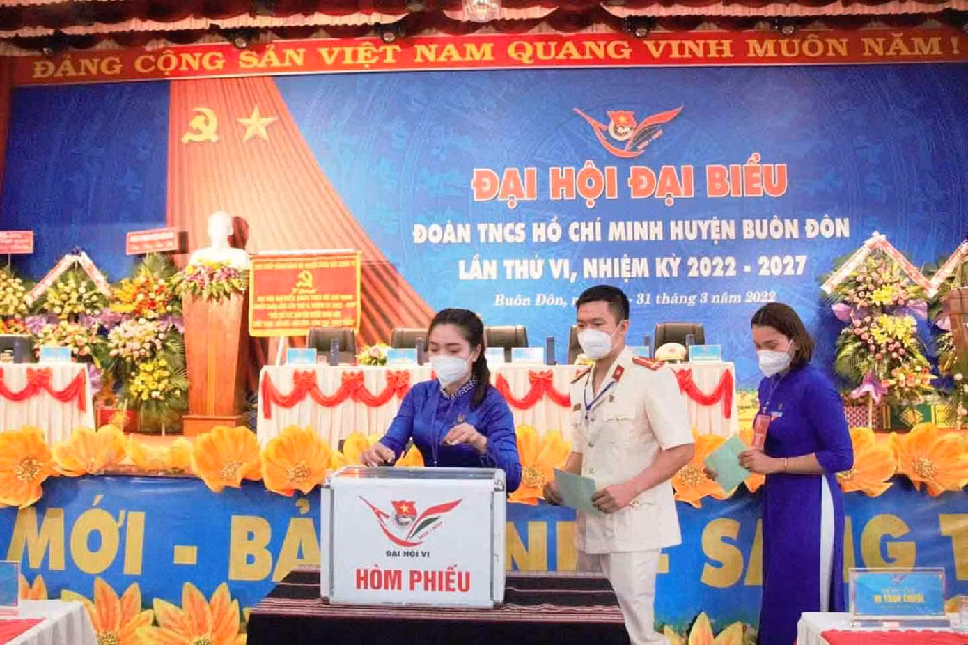 Đoàn viên thanh niên bỏ phiếu tại đại hội