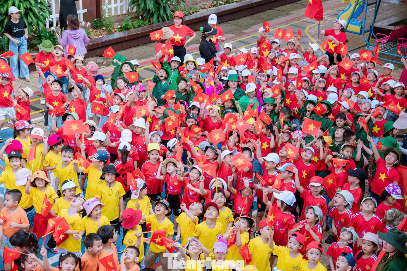 Ngày 26/4, Trường Mầm non 10-3 (TP Buôn Ma Thuột) cũng tổ chức nhiều hoạt động trải nghiệm chào mừng 50 năm Ngày Giải phóng miền Nam thống nhất đất nước.