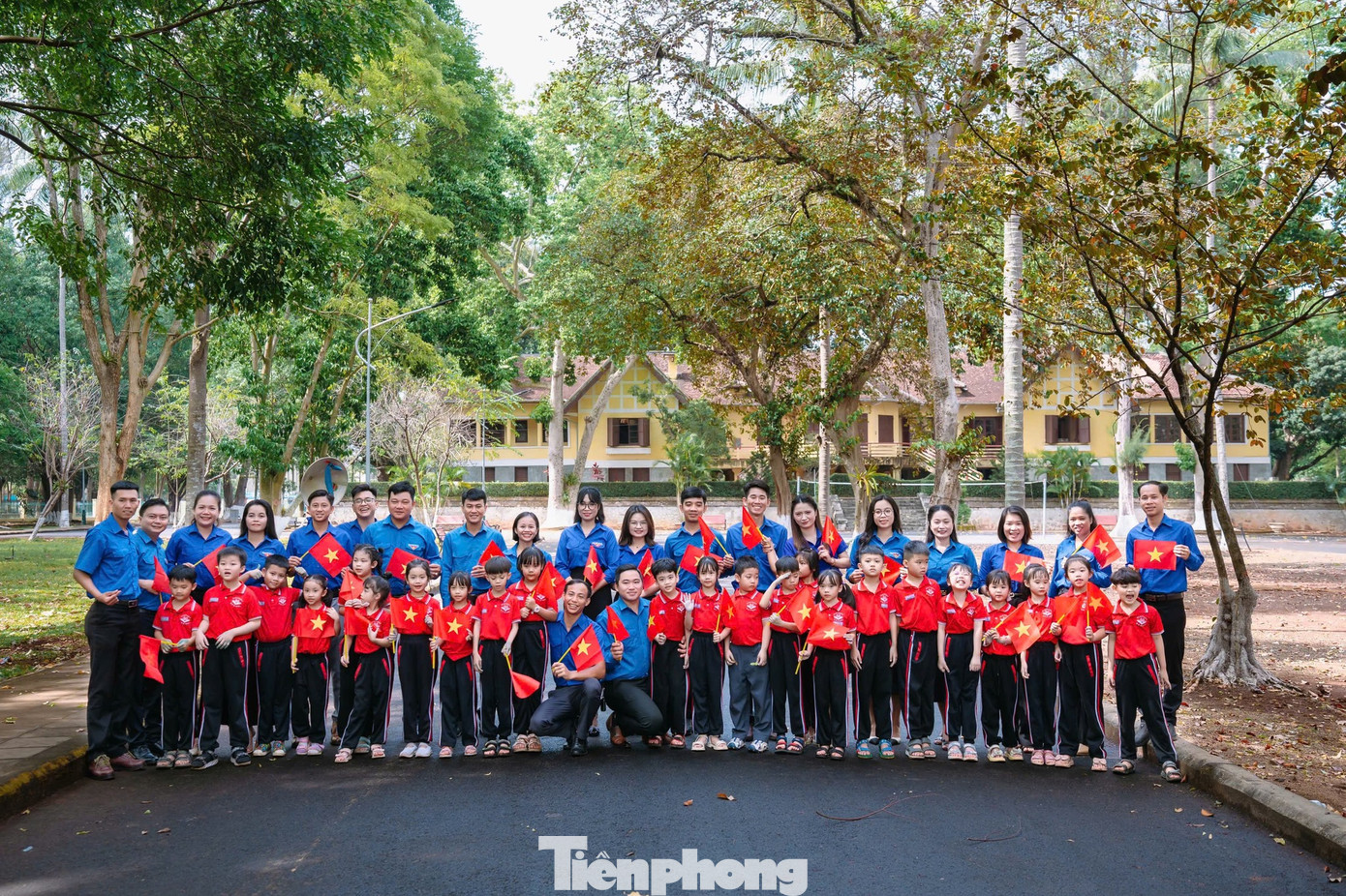 Không khó để bắt gặp hình ảnh người dân, đặc biệt là giới trẻ rạng rỡ trong màu áo xanh thanh niên, tay cầm lá cờ Tổ quốc, ghi lại những khoảnh khắc ý nghĩa.