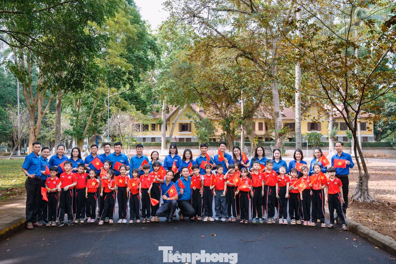Không khó để bắt gặp hình ảnh người dân, đặc biệt là giới trẻ rạng rỡ trong màu áo xanh thanh niên, tay cầm lá cờ Tổ quốc, ghi lại những khoảnh khắc ý nghĩa.