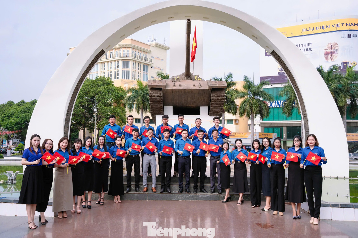 Phong trào chụp ảnh “check-in” cùng cờ đỏ sao vàng đang được các bạn trẻ lan tỏa, như lời khẳng định niềm tự hào dân tộc.
