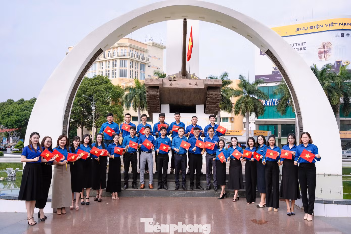 Phong trào chụp ảnh “check-in” cùng cờ đỏ sao vàng đang được các bạn trẻ lan tỏa, như lời khẳng định niềm tự hào dân tộc.