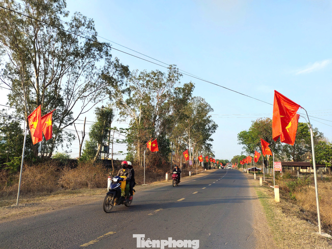Không chỉ TP Buôn Ma Thuột, ở nhiều xã vùng sâu xa của tỉnh... cũng rực rỡ sắc cờ đỏ sao vàng. Trên những tuyến đường huyện biên giới Ea Súp, những lá cờ đỏ sao vàng tung bay phấp phới.