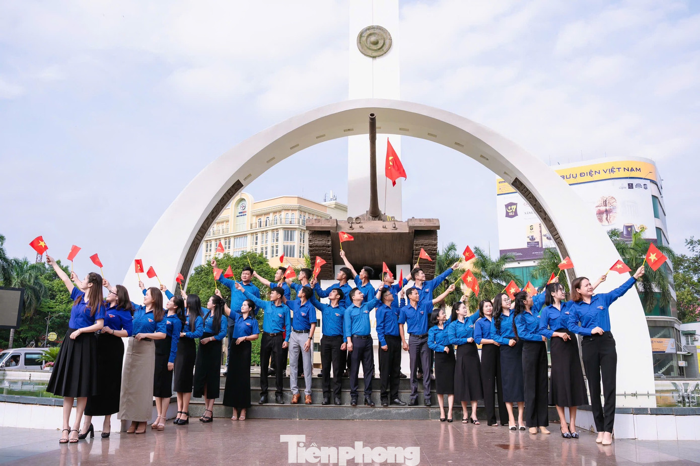 Cán bộ đoàn, đoàn viên huyện Cư M&apos;gar &quot;check in&quot; chào mừng kỷ niệm 50 năm Ngày non sông thống nhất.