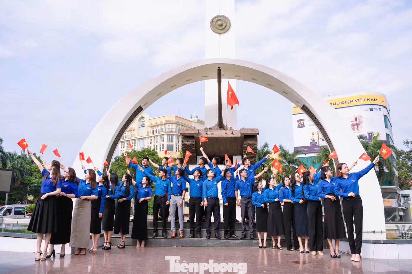 Cán bộ đoàn, đoàn viên huyện Cư M'gar "check in" chào mừng kỷ niệm 50 năm Ngày non sông thống nhất.