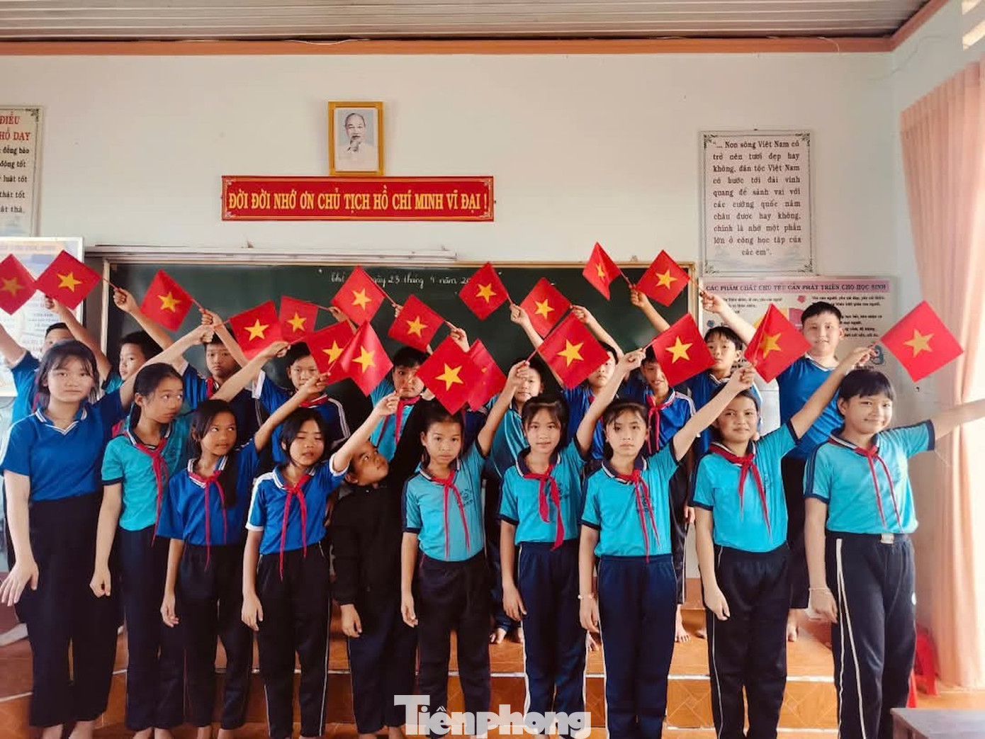 Hình ảnh các em học sinh một số trường trên địa bàn huyện Krông Năng chào mừng ngày Giải phóng miền Nam, thống nhất đất nước.