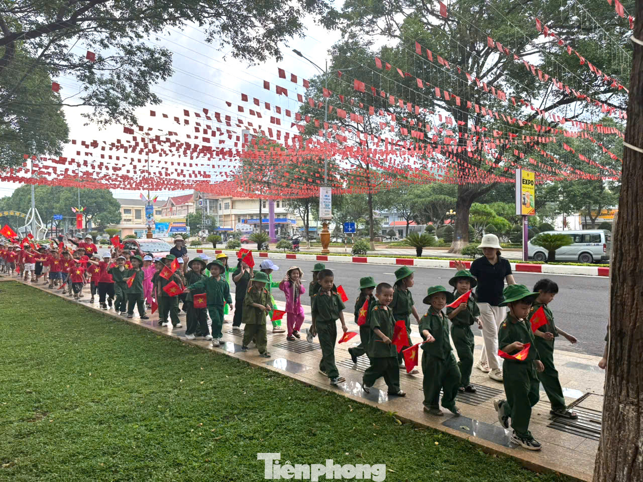 Các bé được trải nghiệm làm chú bộ đội