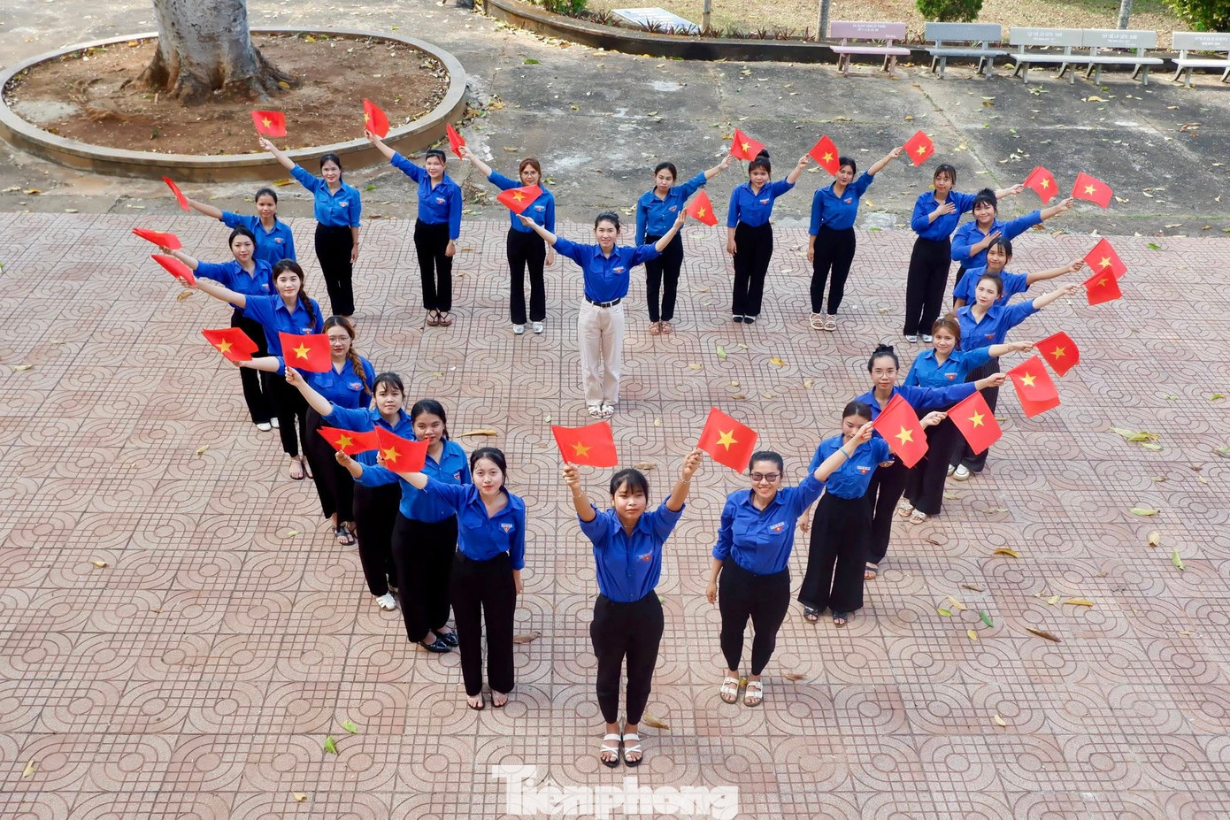 Các bạn đoàn viên, thanh niên xếp hình trái tim, cầm cờ đỏ sao vàng ghi lại những khoảnh khắc thiêng liêng, ý nghĩa.