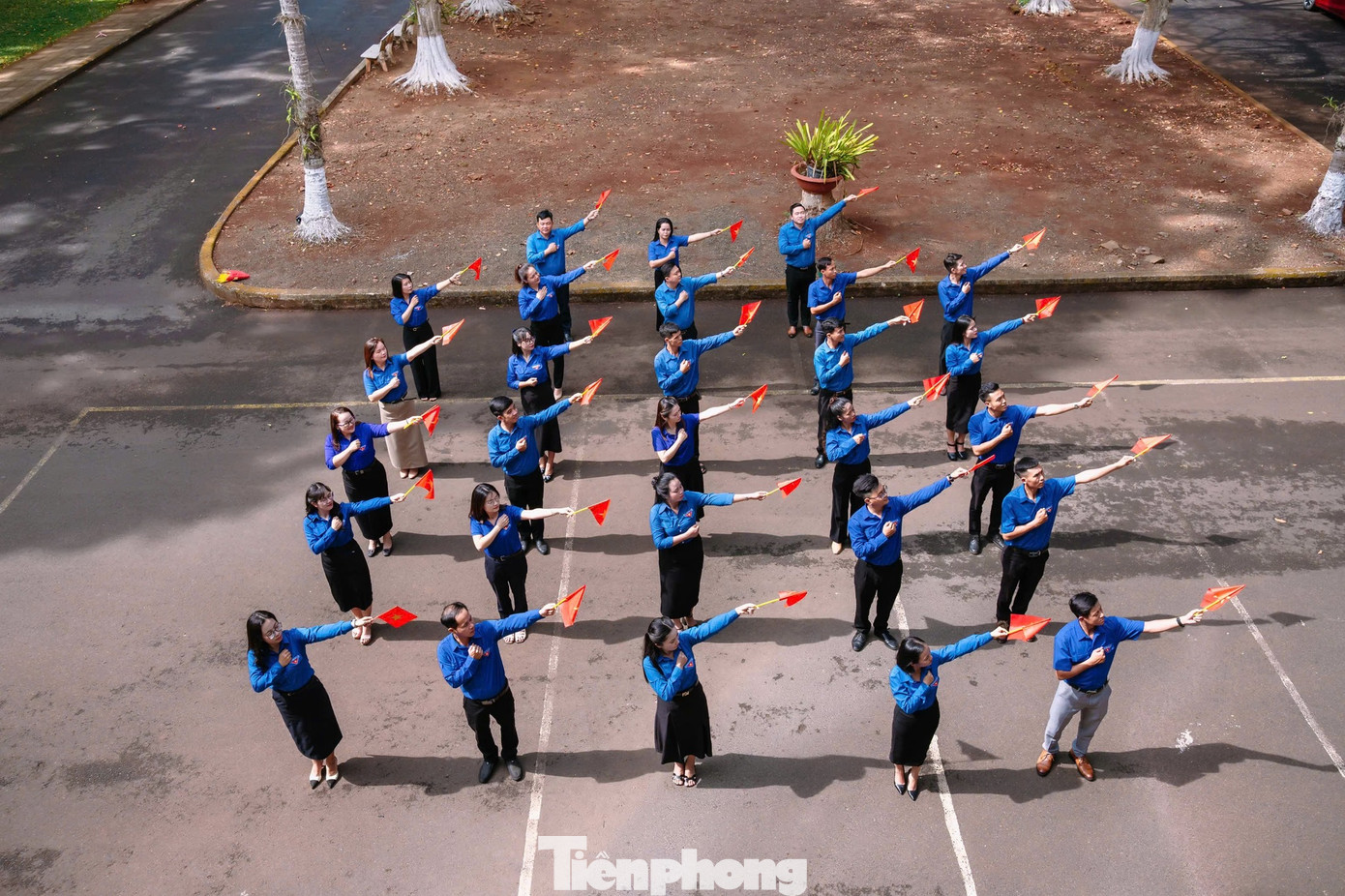 Bạn Nguyễn Thanh Trang (20 tuổi, TP Buôn Ma Thuột) chia sẻ, nhìn đâu cũng thấy cờ đỏ sao vàng, cảm giác tự hào dâng trào. Có được những ngày thanh bình như hôm nay, biết bao người ngã xuống, để thế hệ chúng em được lớn lên trong niềm an vui trọn vẹn.