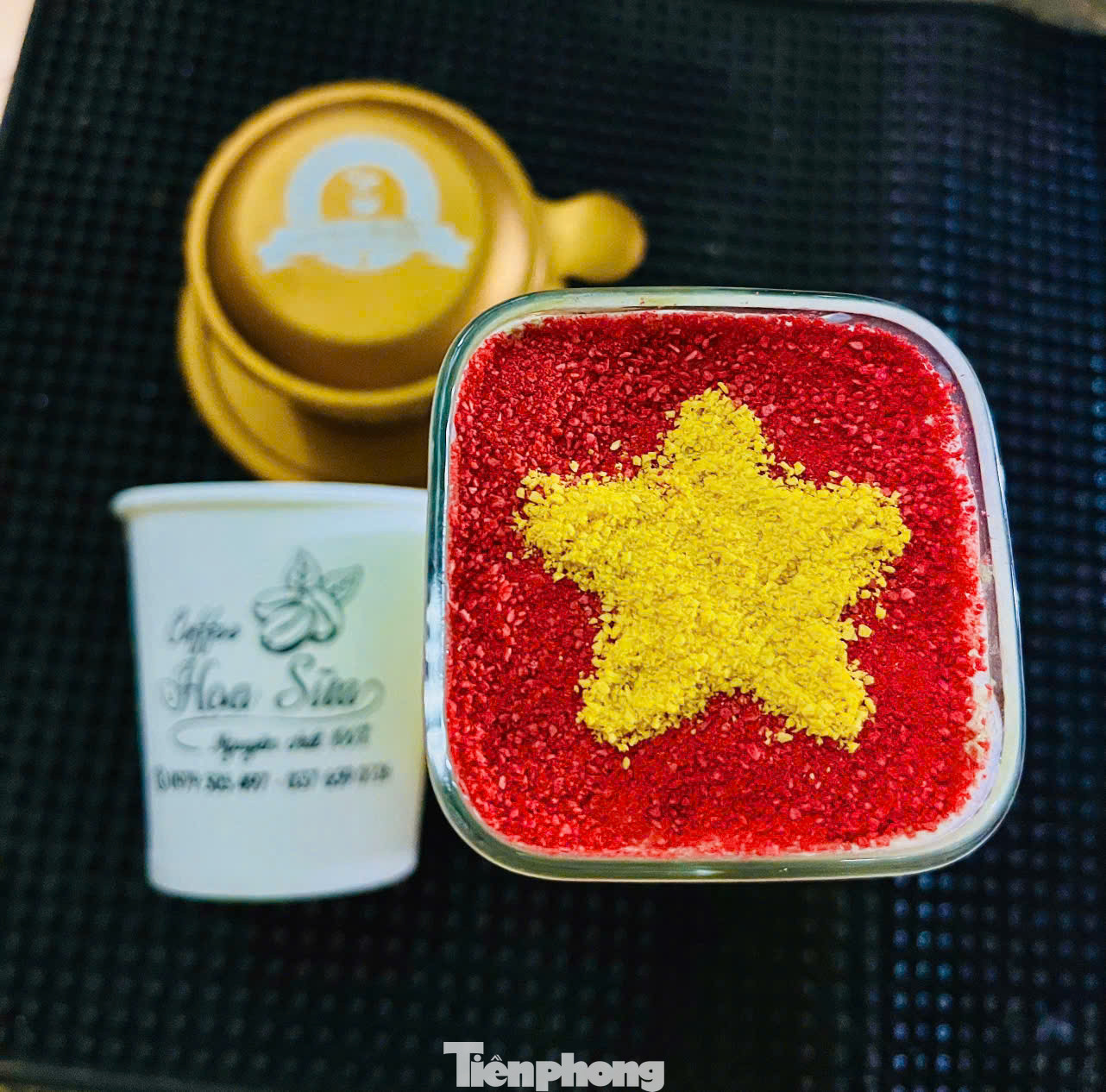 Nhiều quán cà phê chăm chút từng ly nước với sắc cờ đỏ sao vàng, lan tỏa niềm tự hào dân tộc, tạo nên trải nghiệm trọn vẹn cho người dân, du khách.