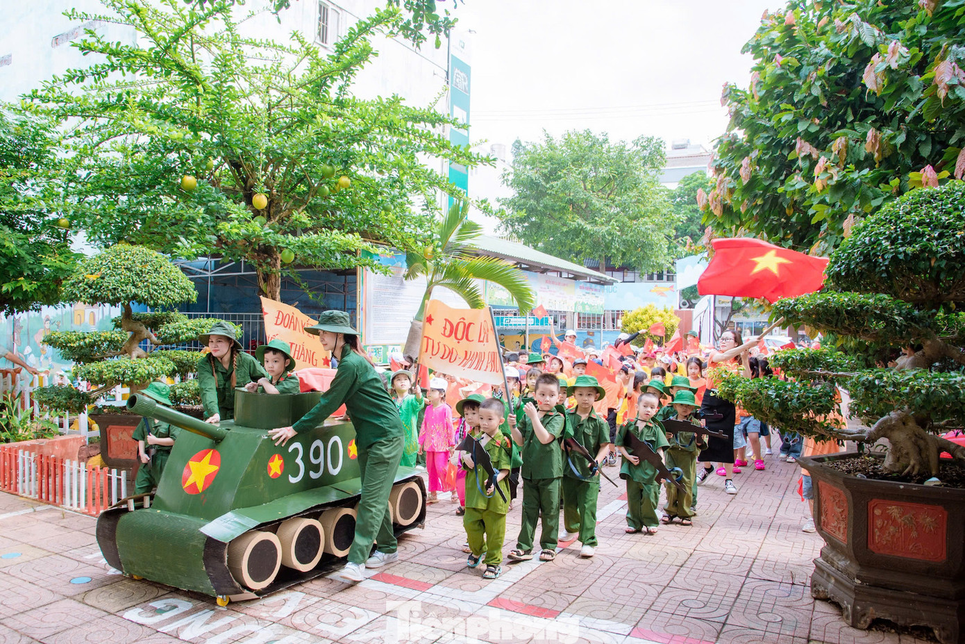 Các bé được nghe kể chuyện lịch sử để biết ý nghĩa của ngày 30/4.