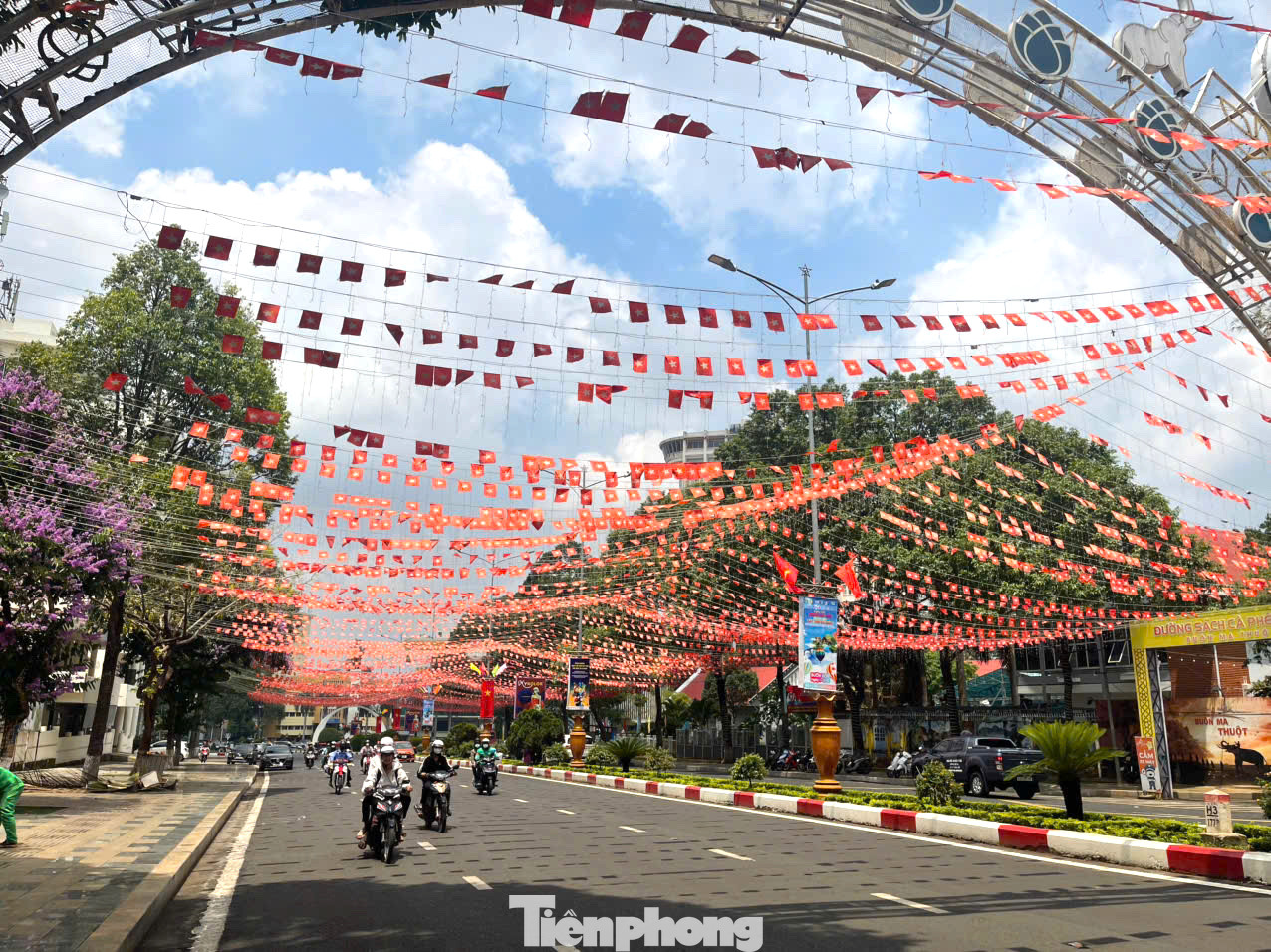 Những ngày này, TP Buôn Ma Thuột rực rỡ trong sắc đỏ sao vàng chào mừng lễ kỷ niệm 50 năm Ngày Giải phóng miền Nam, thống nhất đất nước (30/4/1975-30/4/2025).