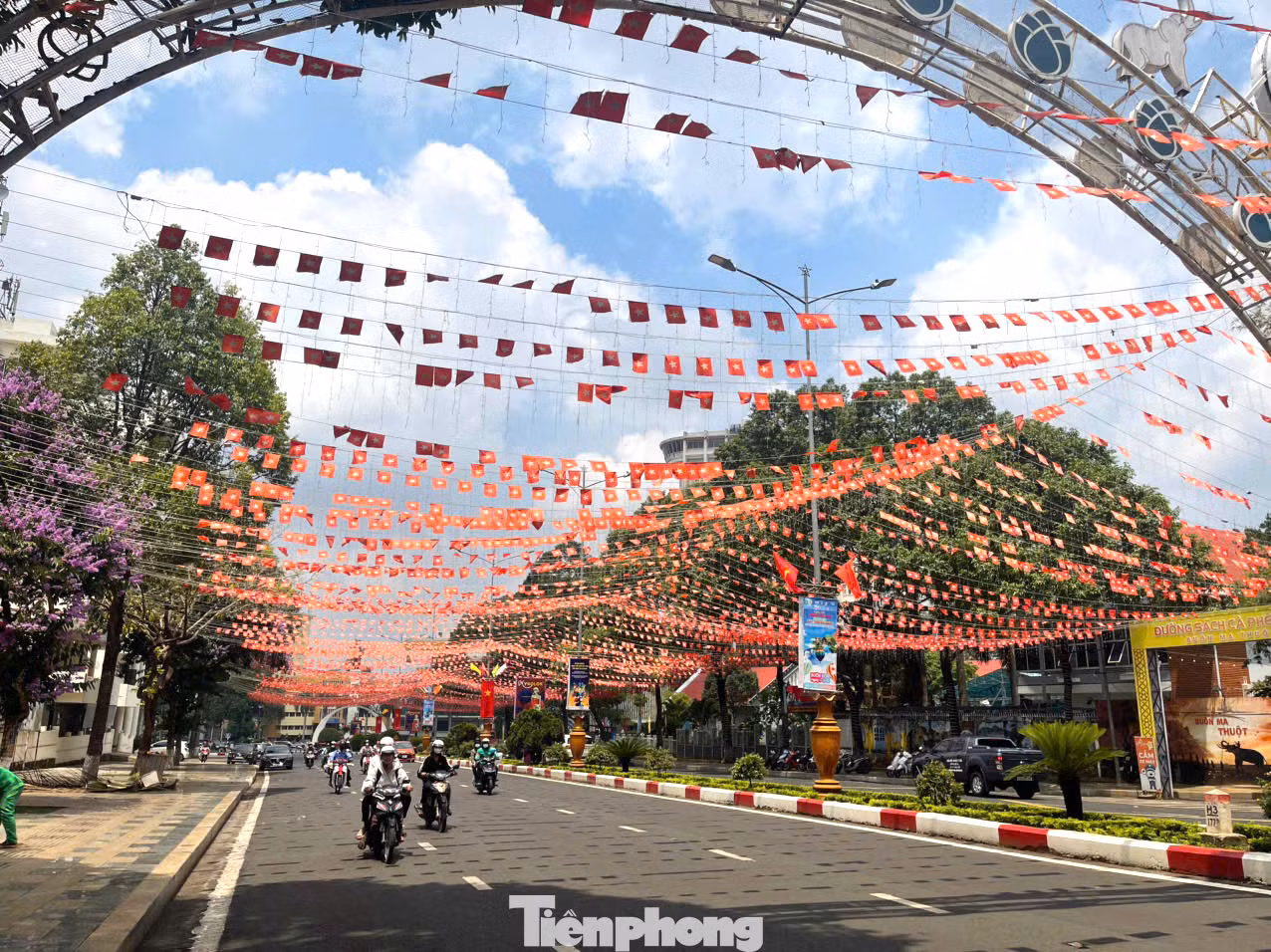 Những ngày này, TP Buôn Ma Thuột rực rỡ trong sắc đỏ sao vàng chào mừng lễ kỷ niệm 50 năm Ngày Giải phóng miền Nam, thống nhất đất nước (30/4/1975-30/4/2025).