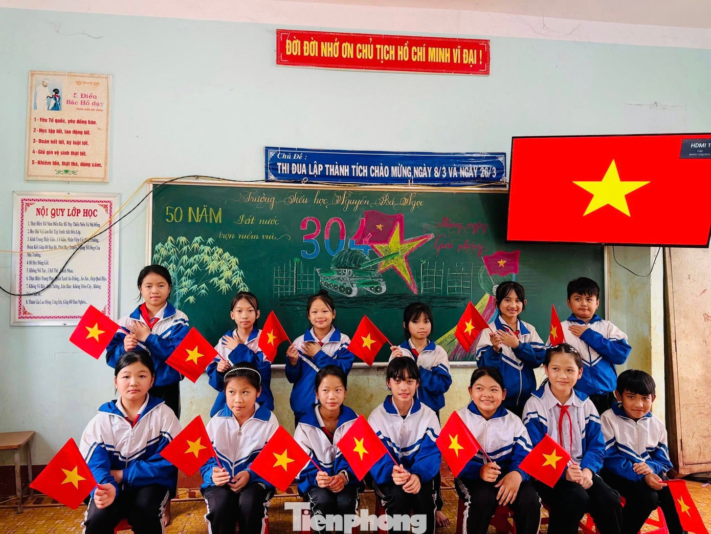 Học sinh một trường tiểu học ở xã Dliêya (huyện Krông Năng) hưởng ứng phong trào “Hòa bình đẹp lắm”.