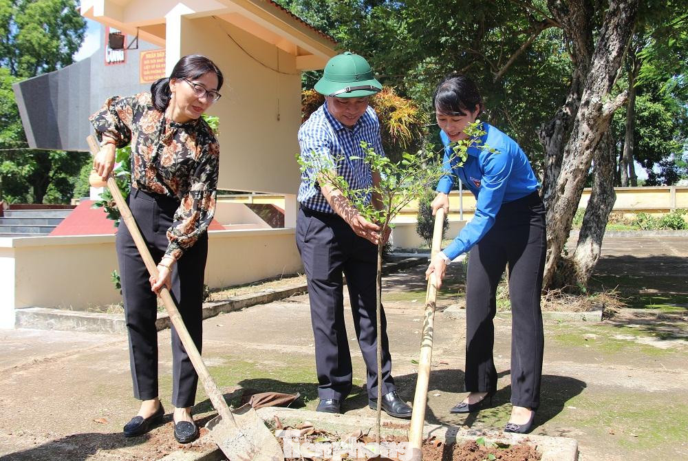 Đại biểu tham gia trồng cây tại khuôn viên đài tưởng niệm Đại biểu tham gia trồng cây tại khuôn viên đài tưởng niệm