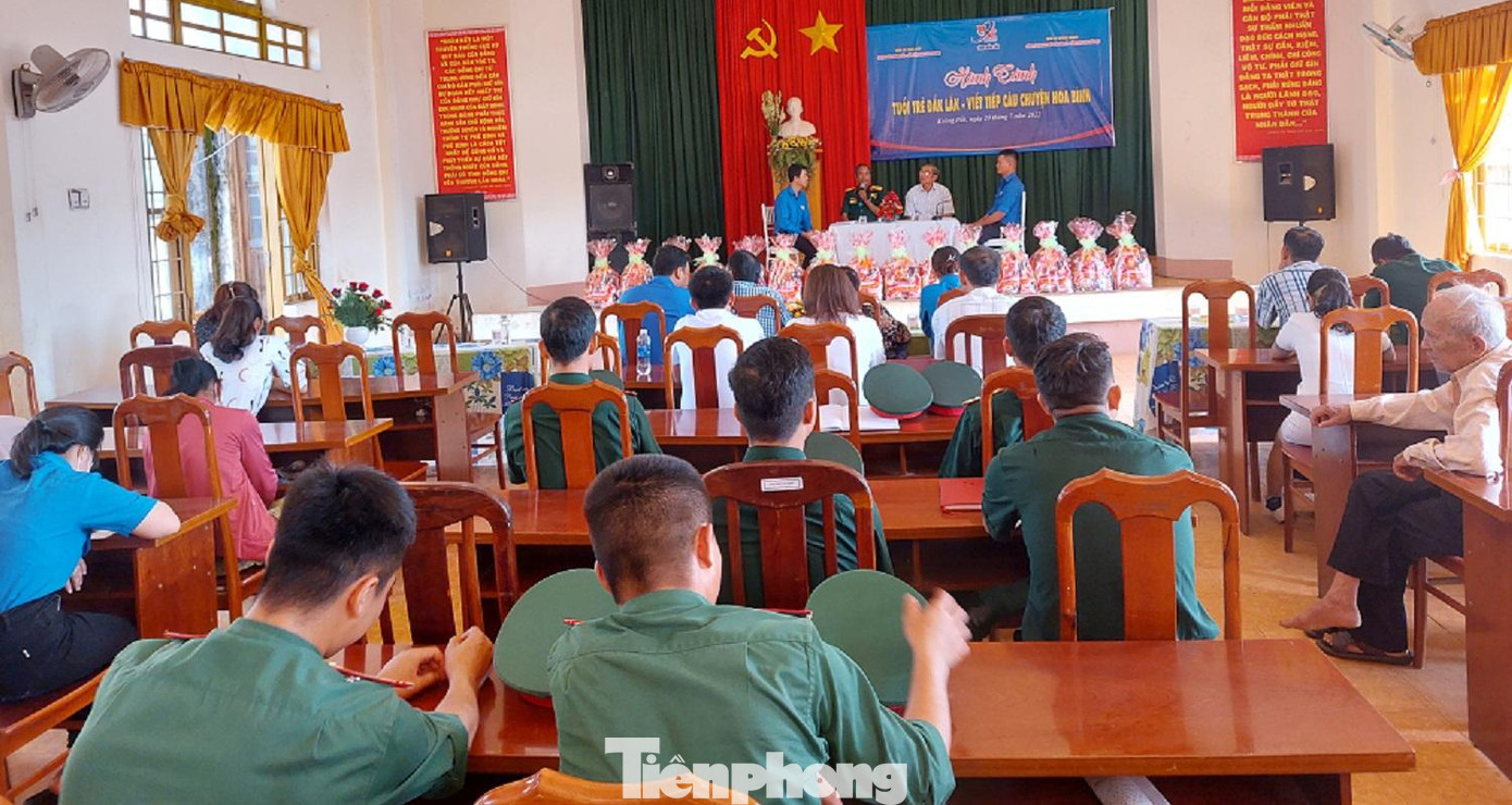 Đoàn viên thanh niên giao lưu với các đồng chí lão thành cách mạng Đoàn viên thanh niên giao lưu với các đồng chí lão thành cách mạng