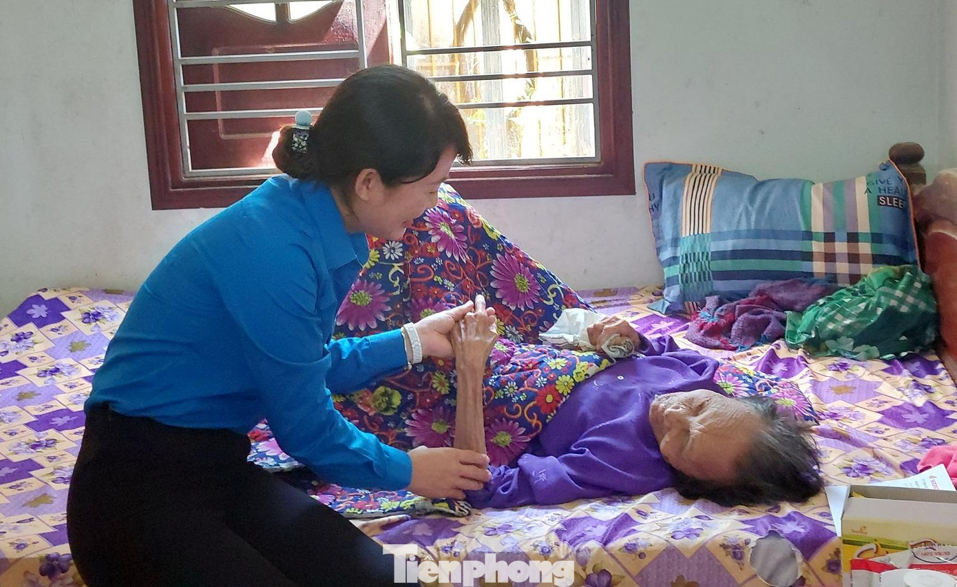 Chị Phan Thị Trinh, Phó Bí thư Tỉnh Đoàn thăm hỏi Mẹ Việt Nam anh hùng Chị Phan Thị Trinh, Phó Bí thư Tỉnh Đoàn thăm hỏi Mẹ Việt Nam anh hùng