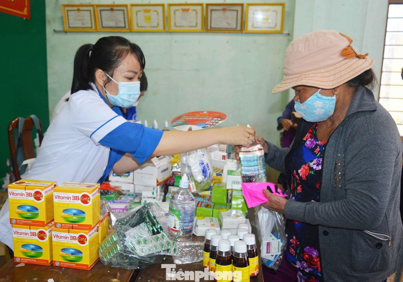 Người dân được khám bệnh cấp phát thuốc miễn phí Người dân được khám bệnh cấp phát thuốc miễn phí