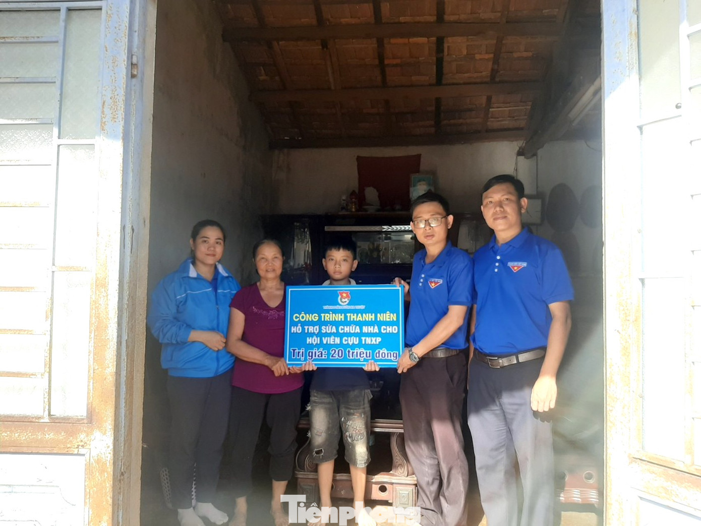 Bên cạnh đó, anh cũng tổ chức nhiều hoạt động hướng đến những thanh niên có hoàn cảnh đặc biệt khó khăn, thanh niên yếu thế; thanh niên từng vi phạm pháp luật và mắc tệ nạn xã hội. Đoàn cơ sở các phường, xã đã tổ chức được 105 hoạt động, giúp đỡ 157 thanh niên; giới thiệu việc làm cho 53 thanh niên hoàn lương; trao tặng 2 suất vốn khởi nghiệp cho thanh niên hoàn lương.