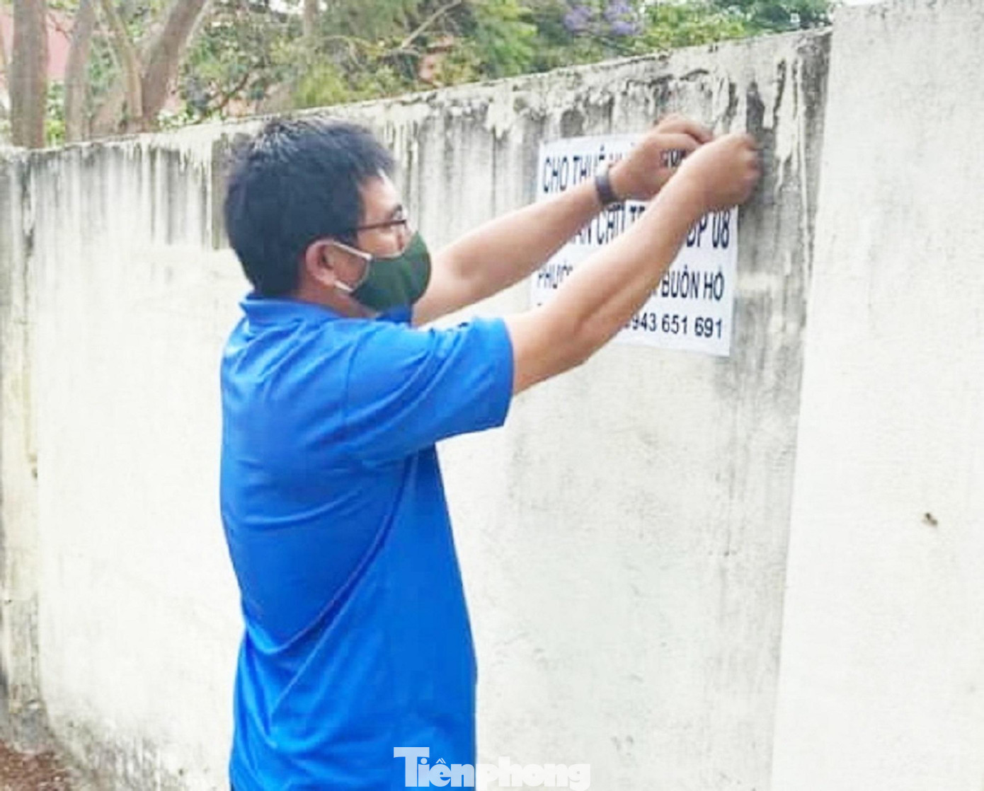 Đoàn viên thanh niên bóc quảng cáo rao vặt Đoàn viên thanh niên bóc quảng cáo rao vặt