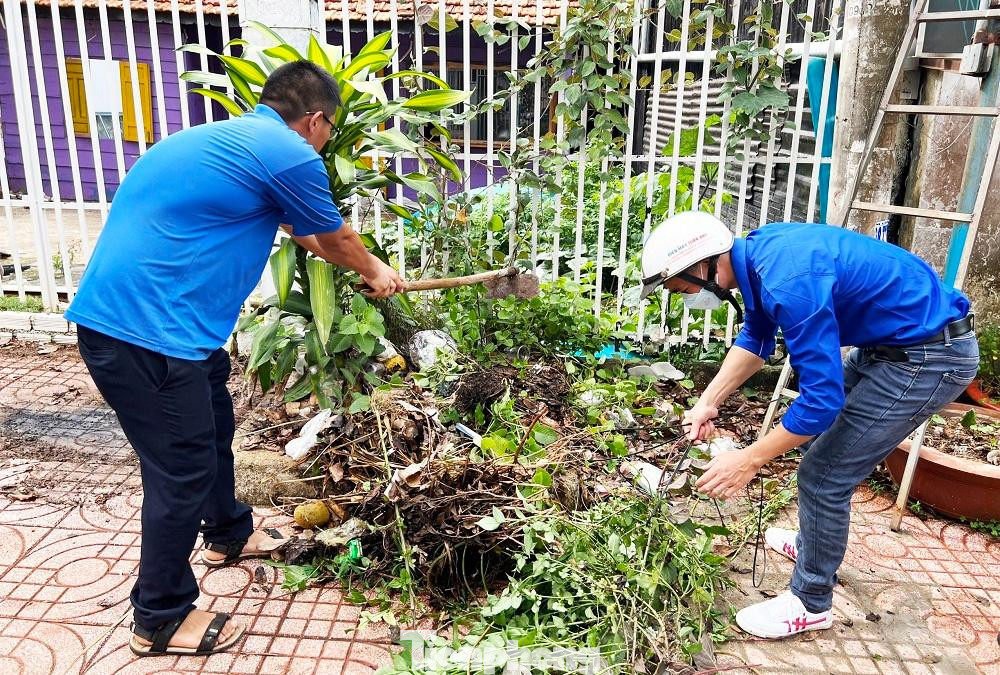 Tình nguyện viên dọn dẹp vỉa hè Tình nguyện viên dọn dẹp vỉa hè