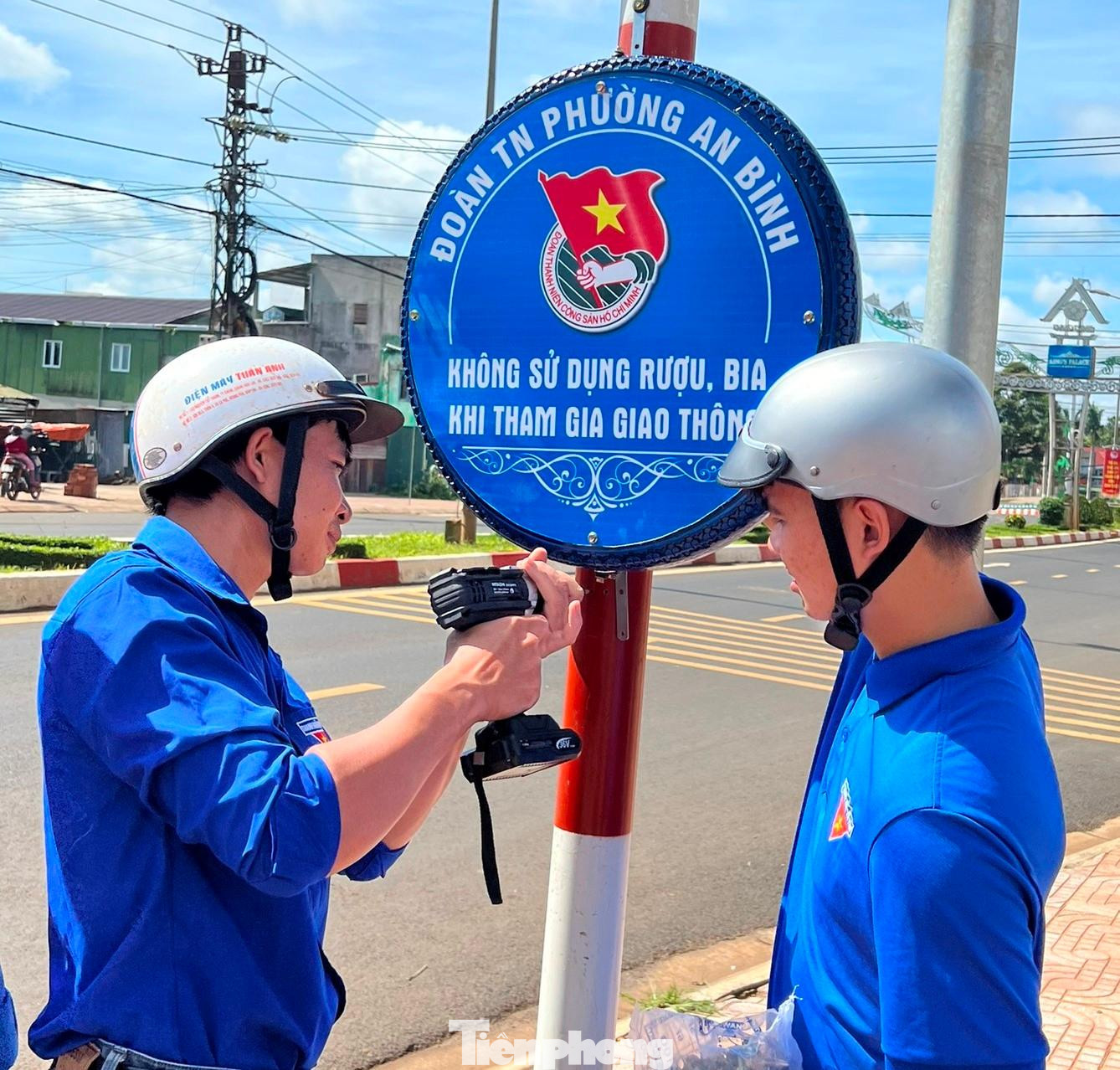 Đoàn thanh niên lắp đặt bảng tuyên truyền an toàn giao thông Đoàn thanh niên lắp đặt bảng tuyên truyền an toàn giao thông