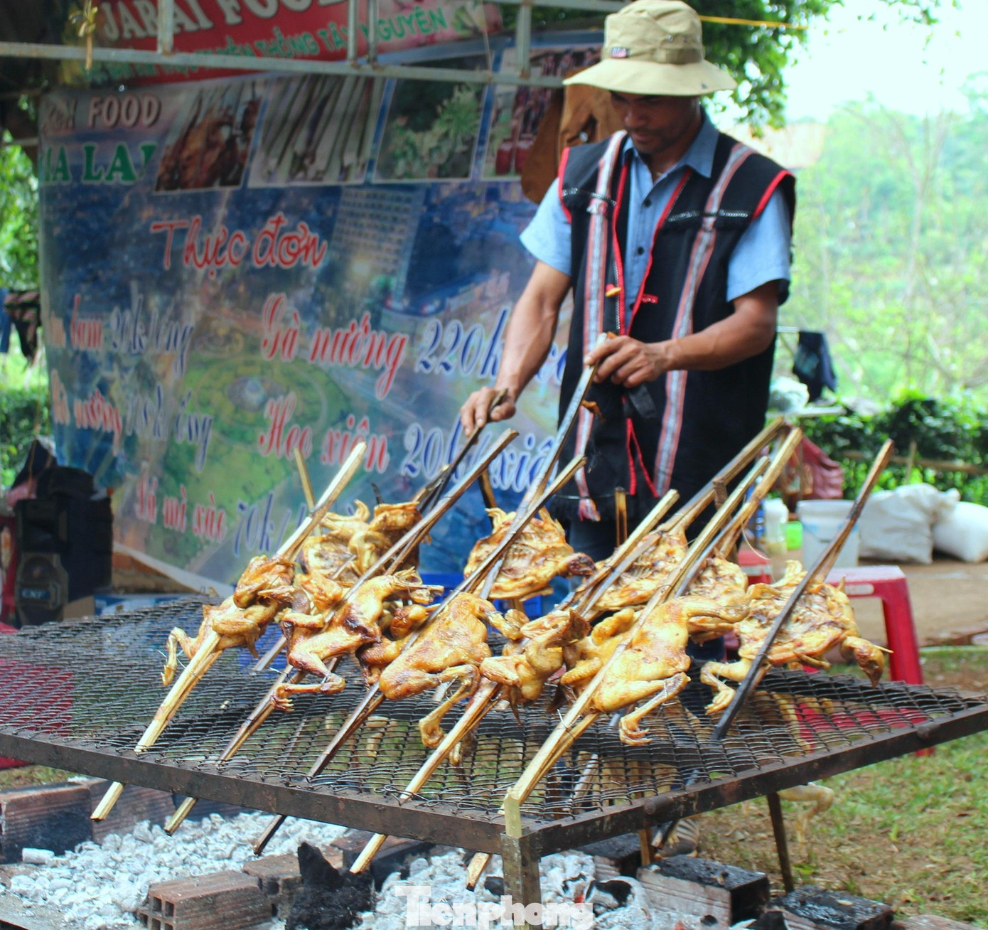 Gà được tẩm ướp nướng trên than hồng Gà được tẩm ướp nướng trên than hồng
