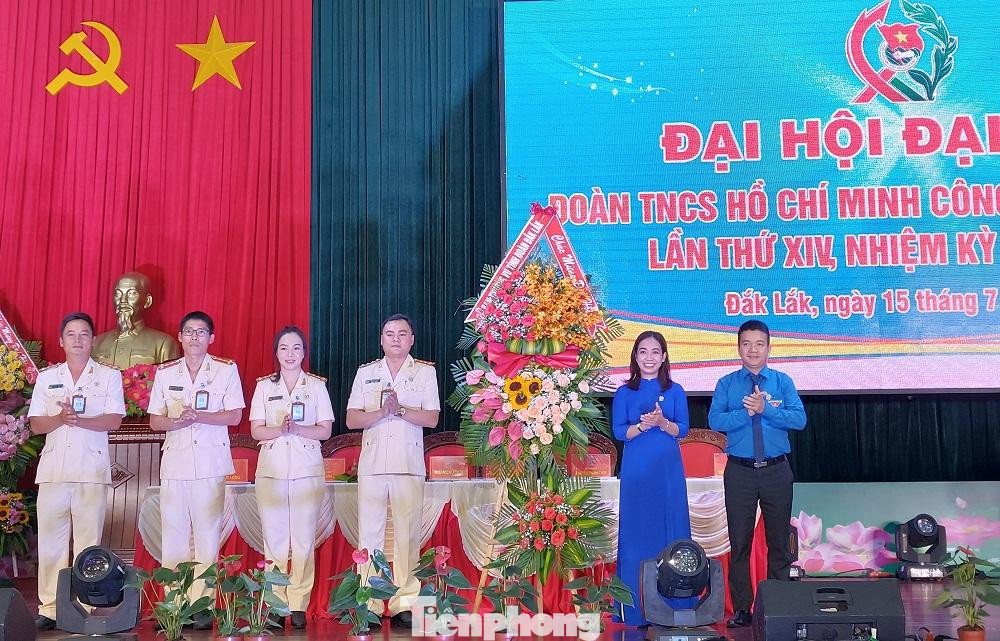 Tỉnh Đoàn Đắk Lắk tặng hoa chúc mừng Đại hội