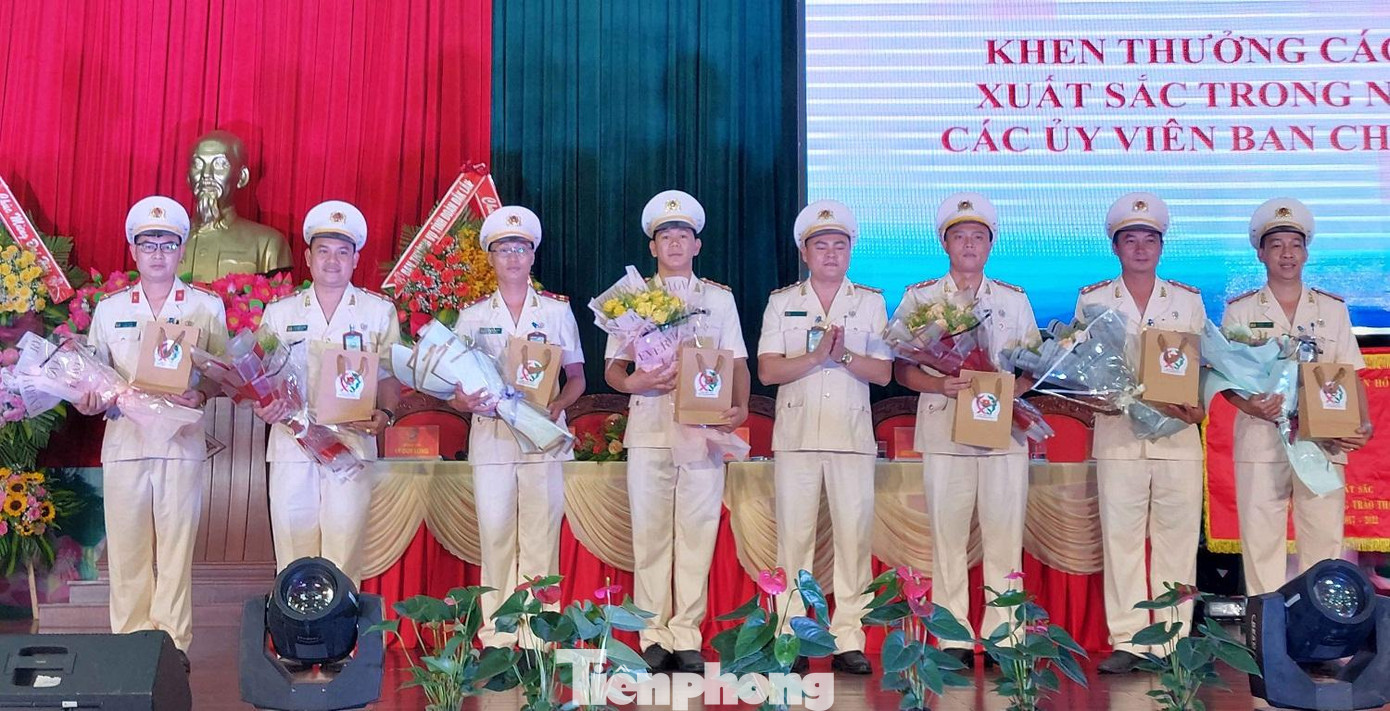 Đoàn thanh niên tiêu biểu nhận quà