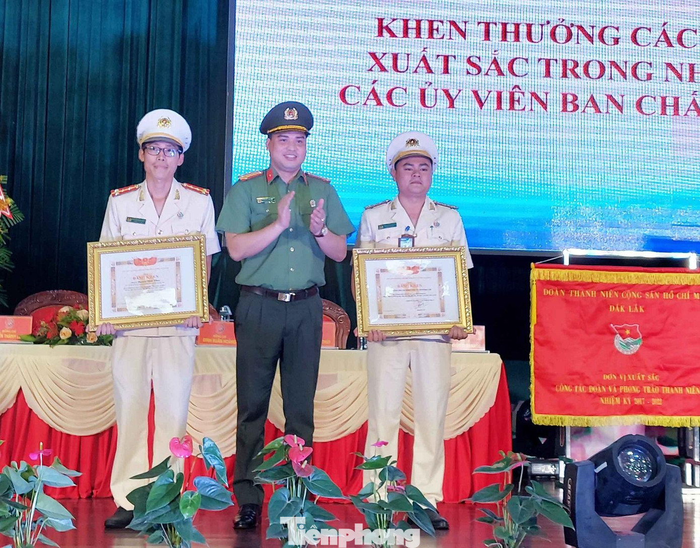 Đại diện lãnh đạo Đoàn thanh niên Bộ Công an trao Bằng khen cho 1 tập thể, 1 cá nhân
