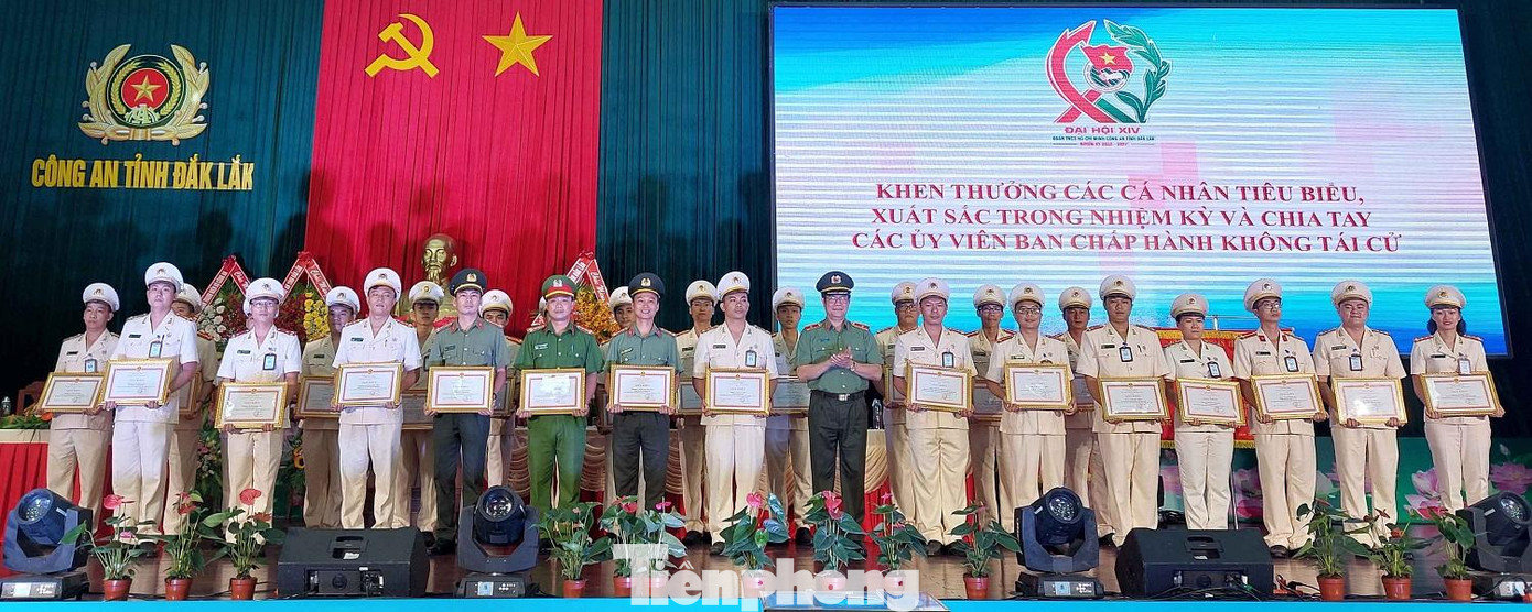 Giám đốc Công an tỉnh khen thưởng cá nhân, tập thể xuất sắc