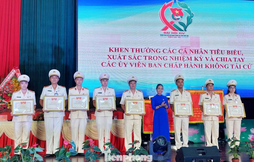 Bí thư Tỉnh Đoàn Đắk Lắk khen thưởng cá nhân, tập thể xuất sắc trong công tác Đoàn