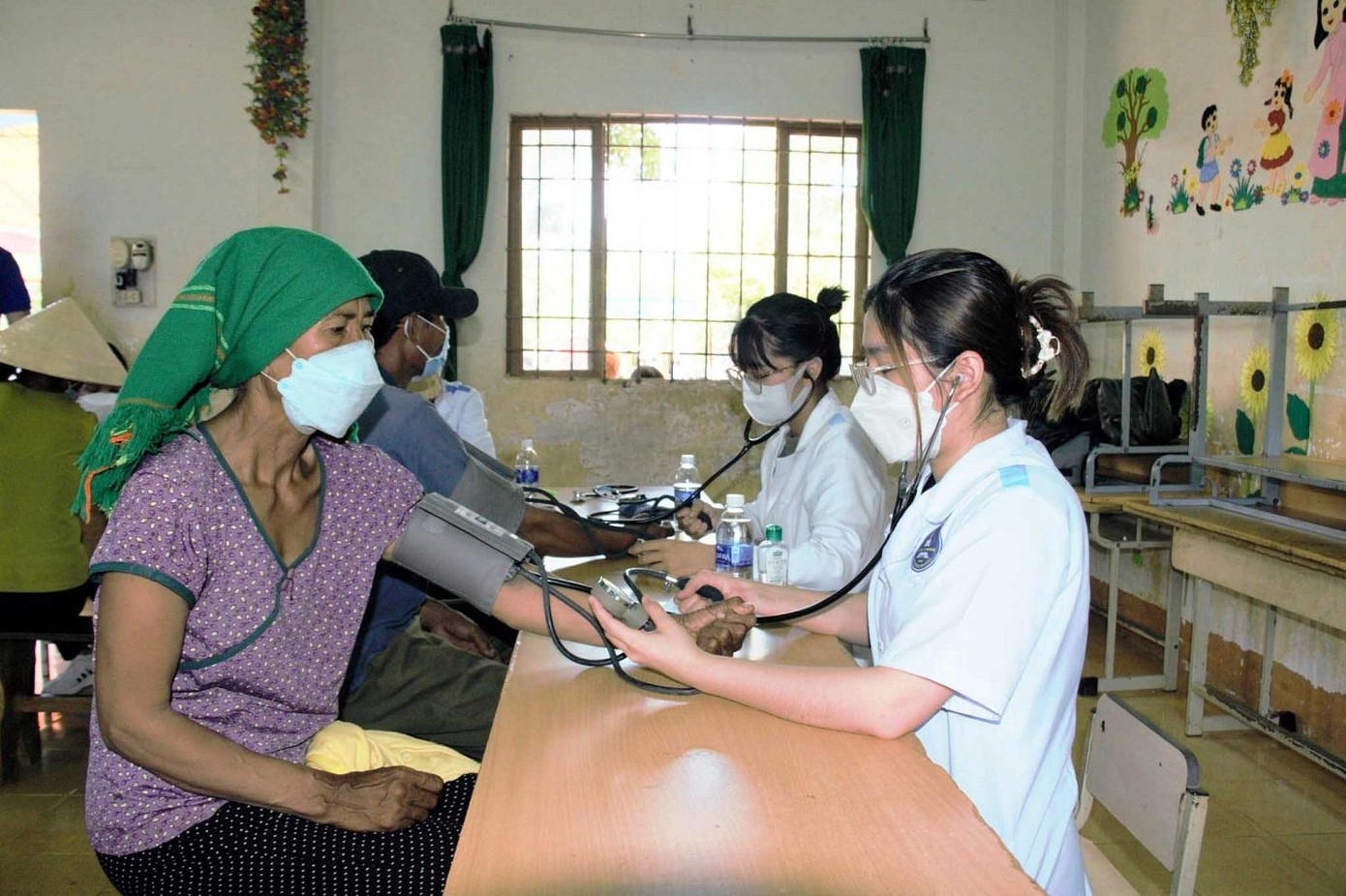 Các y, bác sĩ khám bệnh cho người dân Các y, bác sĩ khám bệnh cho người dân